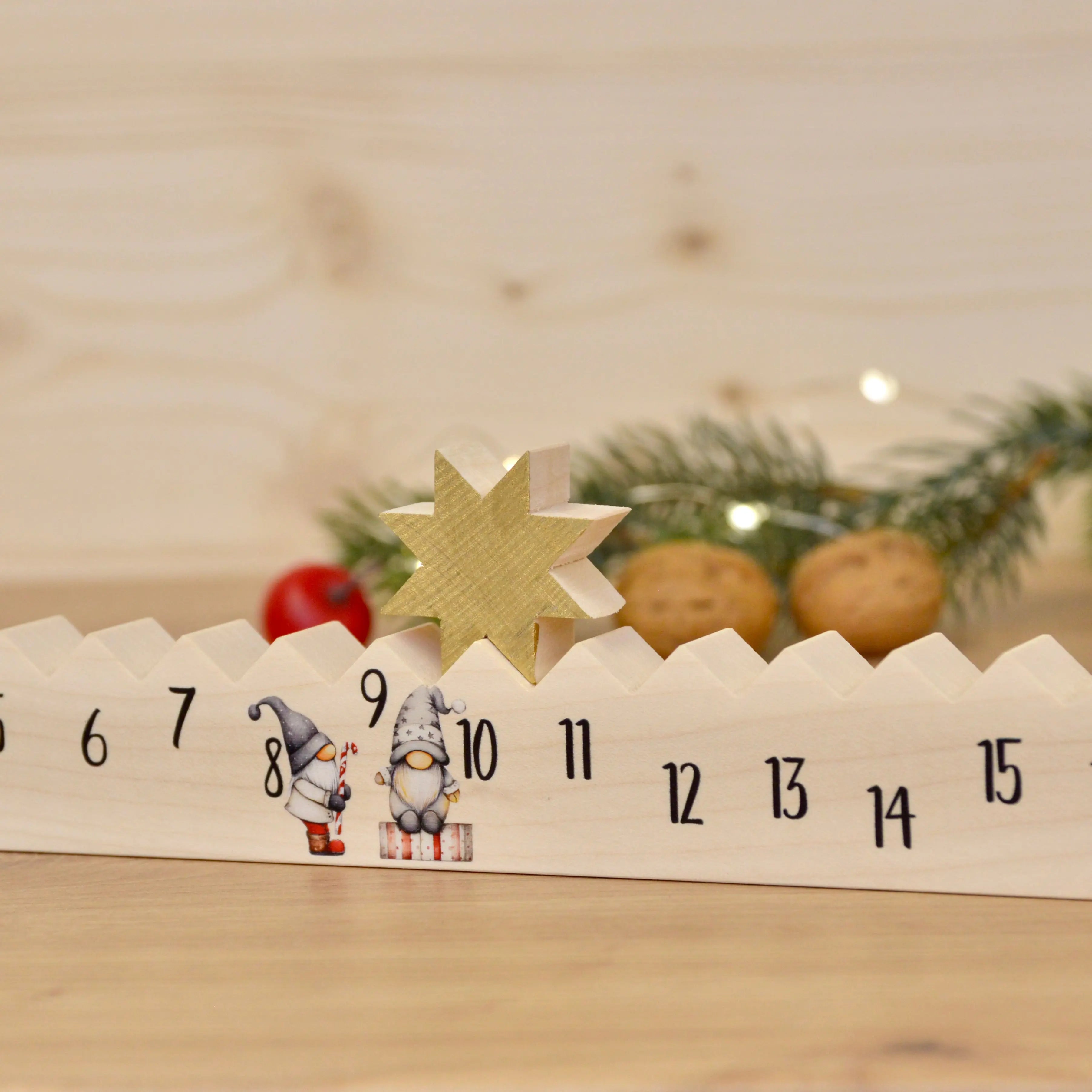 Adventskalender Holzleiste mit Stern | Wichtelmotive Kerzen fürs Leben