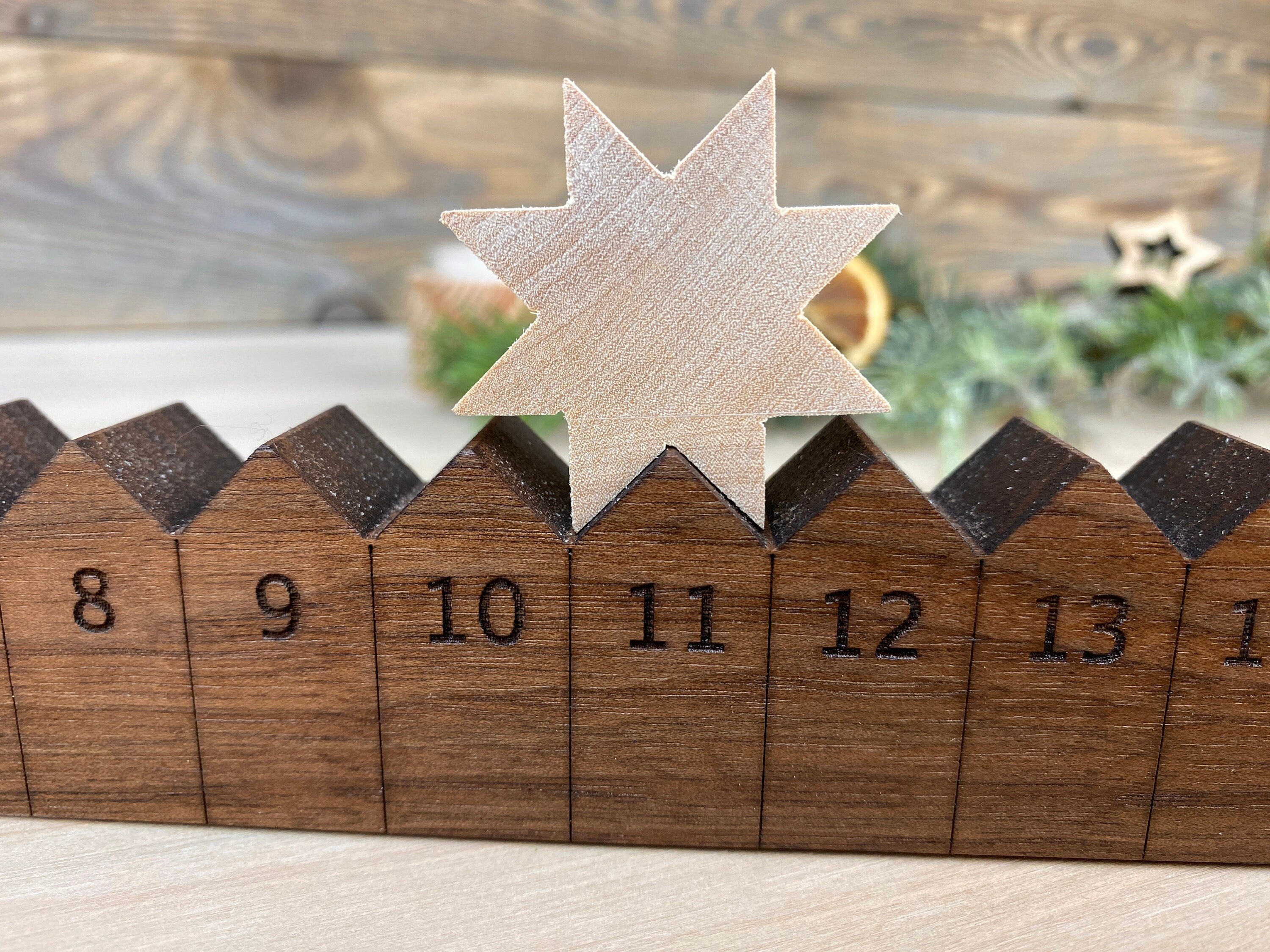 Adventskalender Holzleiste mit Stern mit Lasergravur, Nussbaum