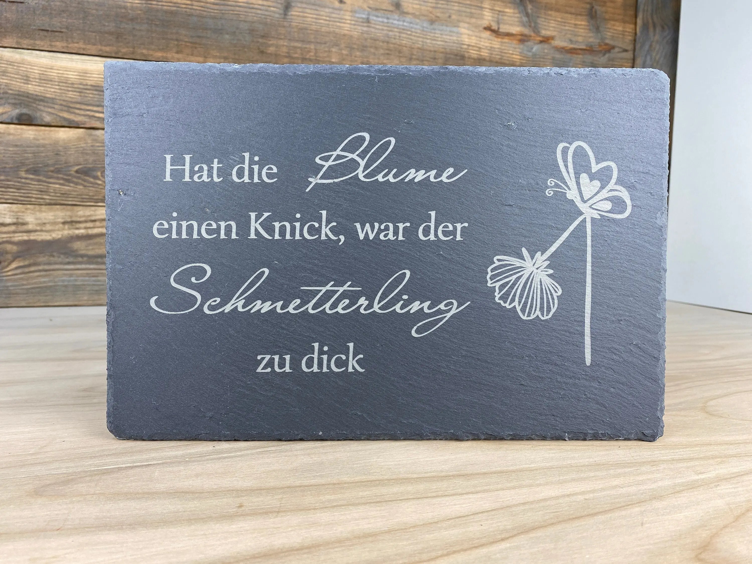 Spruchtafel "Hat die Blume einen Knick" aus Schiefer, graviert - für Innen und Außen - Garten - Schmetterling - Geschenk - lustig