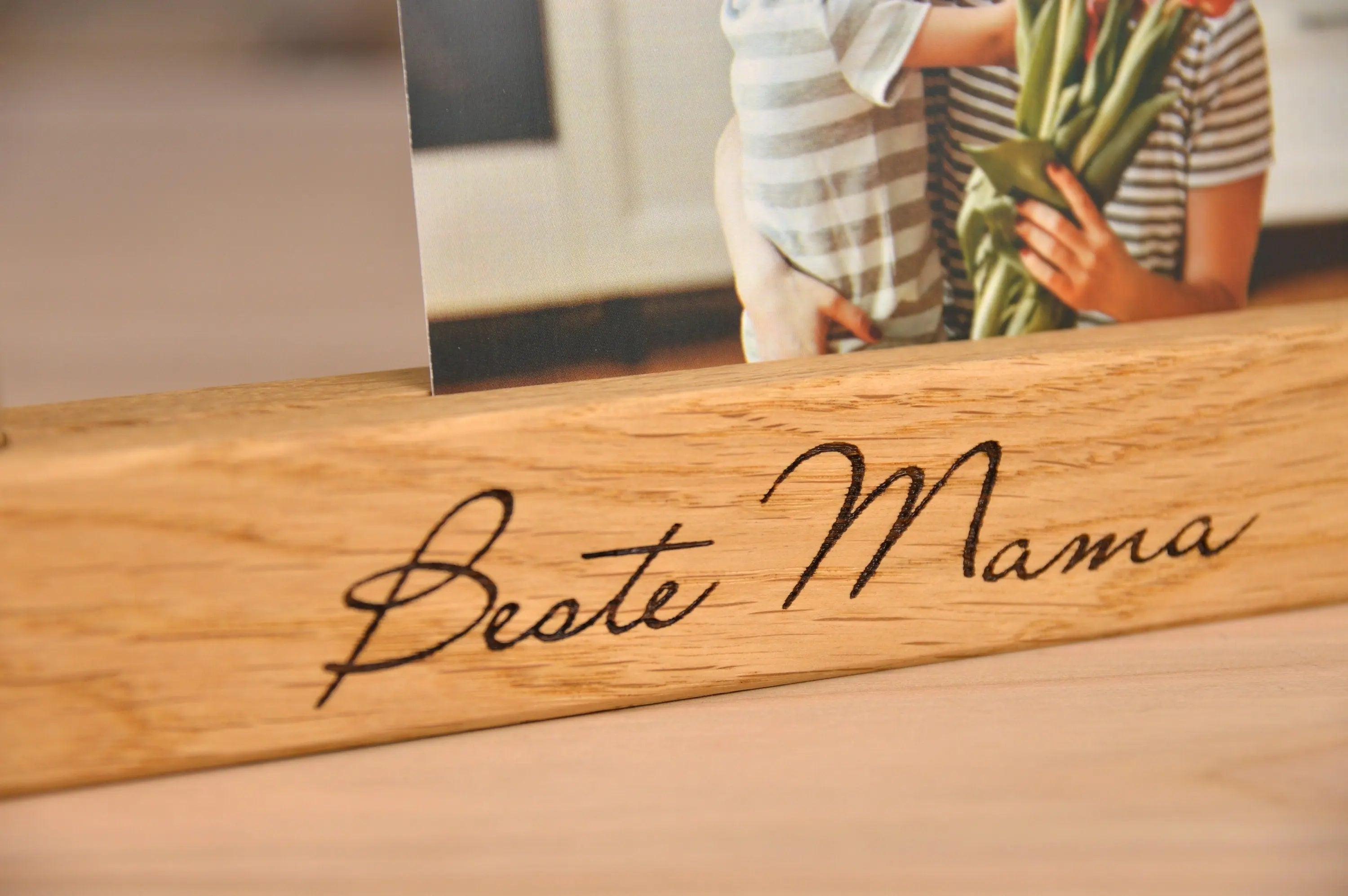 personalisierte Fotoleiste - aus Eichenholz mit Vase, Bilderleiste, Geschenk zum Muttertag, Muttertag, Kartenhalter, Kartenleiste