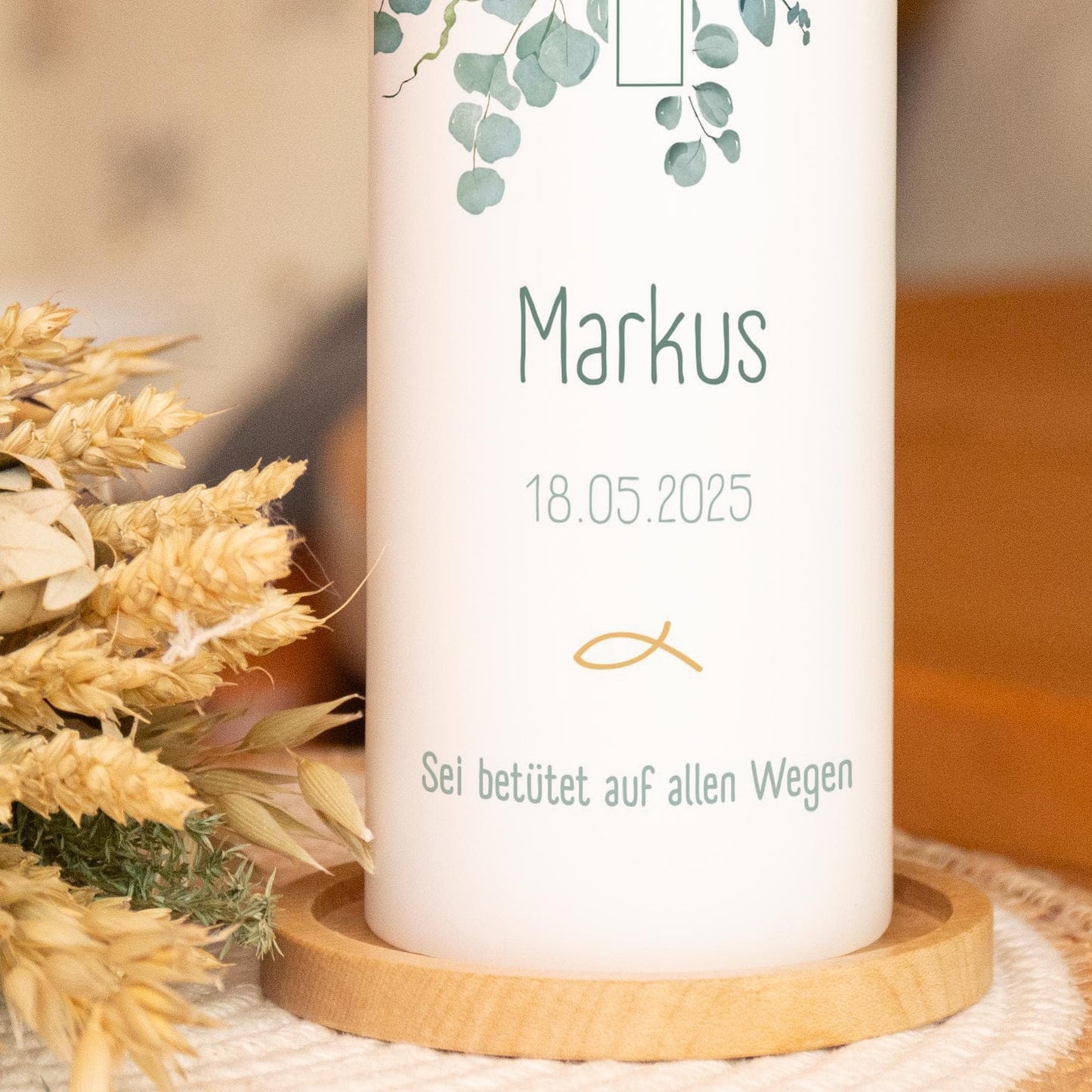 Taufkerze mit einem Kreuz mit Blattumrandung - Schicht, edel und einzigartig - Deine Kerze zur Taufe