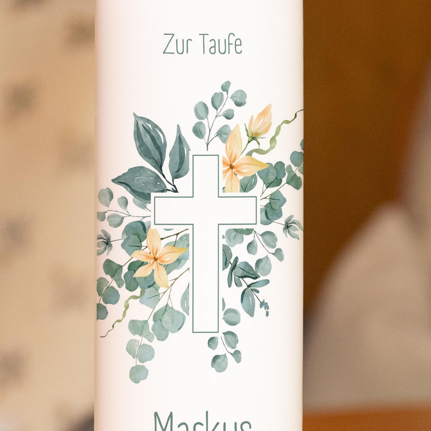 Taufkerze mit einem Kreuz mit Blattumrandung - Schicht, edel und einzigartig - Deine Kerze zur Taufe