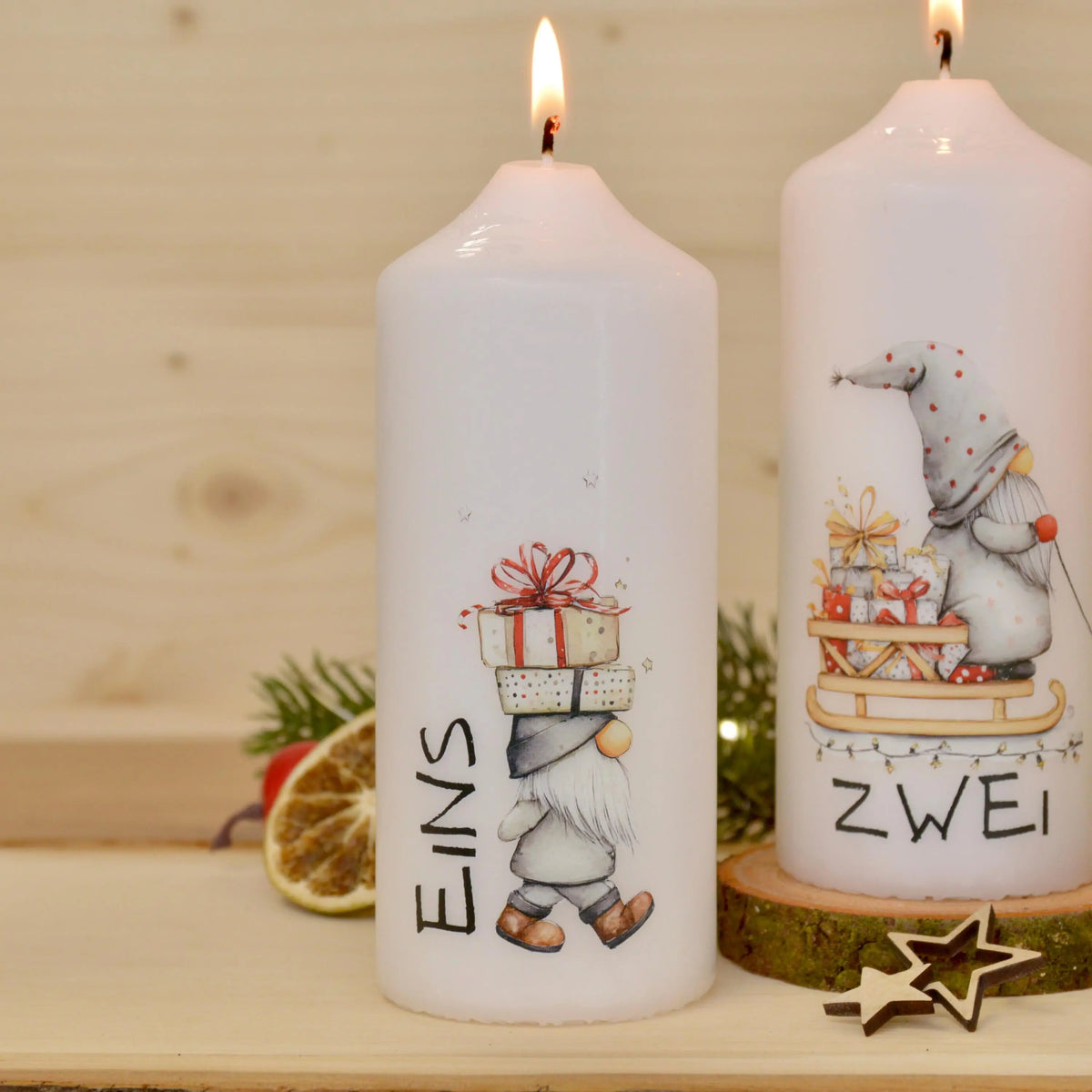 4 Adventskerzen mit süßen Wichtelmotiven – Weihnachtskerzen Set für Adventskranz | Handgemacht | Wichtel Deko | Geschenkidee Weihnachten