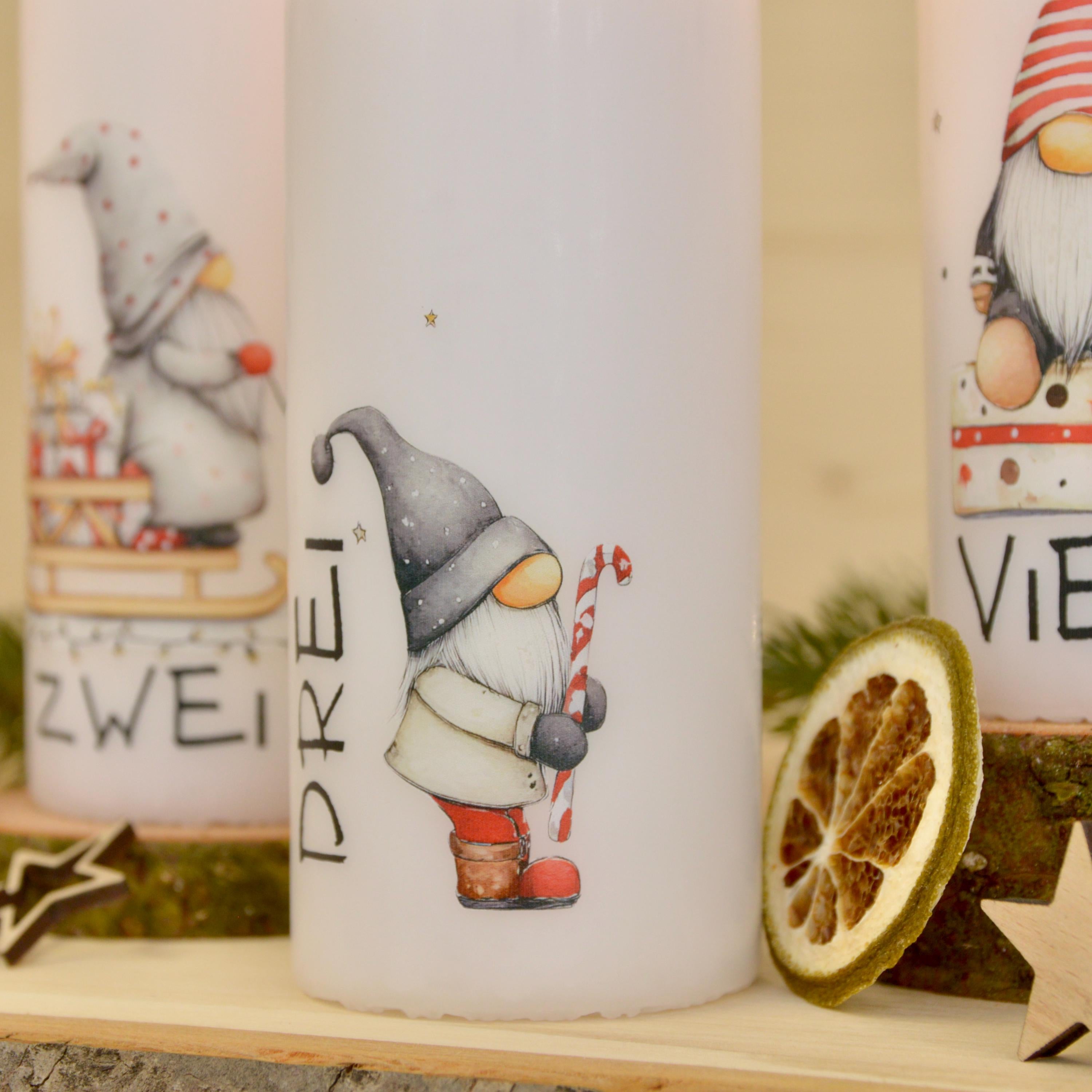 4 Adventskerzen mit süßen Wichtelmotiven – Weihnachtskerzen Set für Adventskranz | Handgemacht | Wichtel Deko | Geschenkidee Weihnachten