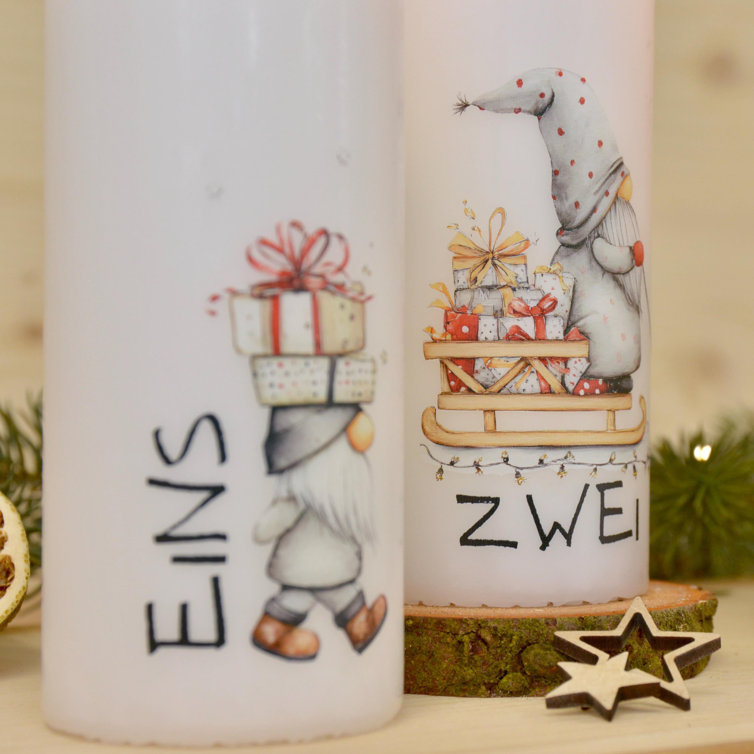 4 Adventskerzen mit süßen Wichtelmotiven – Weihnachtskerzen Set für Adventskranz | Handgemacht | Wichtel Deko | Geschenkidee Weihnachten