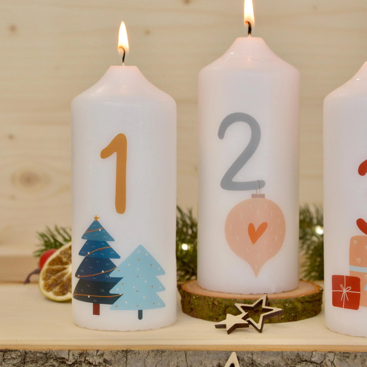 4 Adventskerzen mit modernen Weihnachtsmotiven – Schlichtes Kerzen Set für Adventskranz | Minimalistische Weihnachtsdeko | Handgemacht