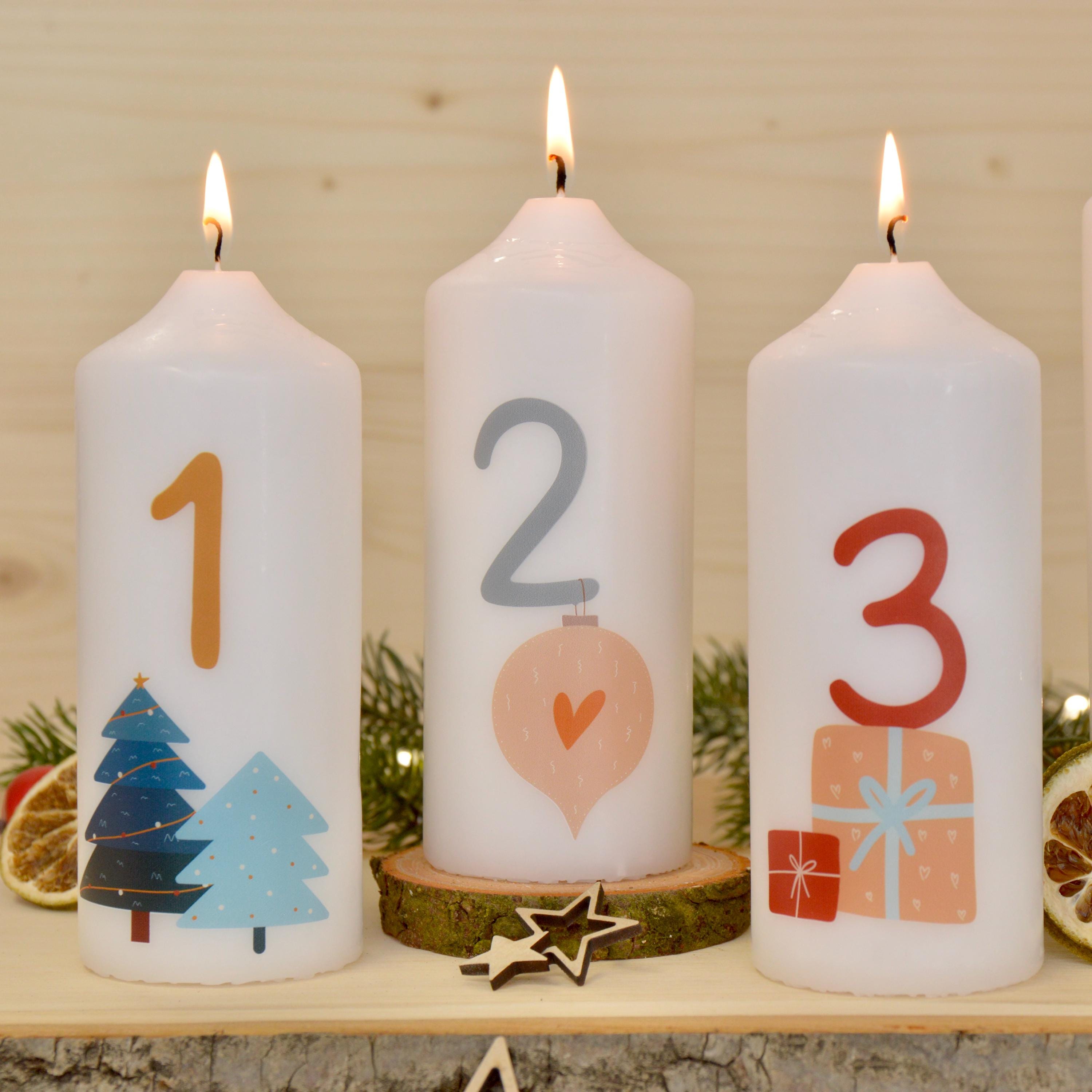 4 Adventskerzen mit modernen Weihnachtsmotiven – Schlichtes Kerzen Set für Adventskranz | Minimalistische Weihnachtsdeko | Handgemacht