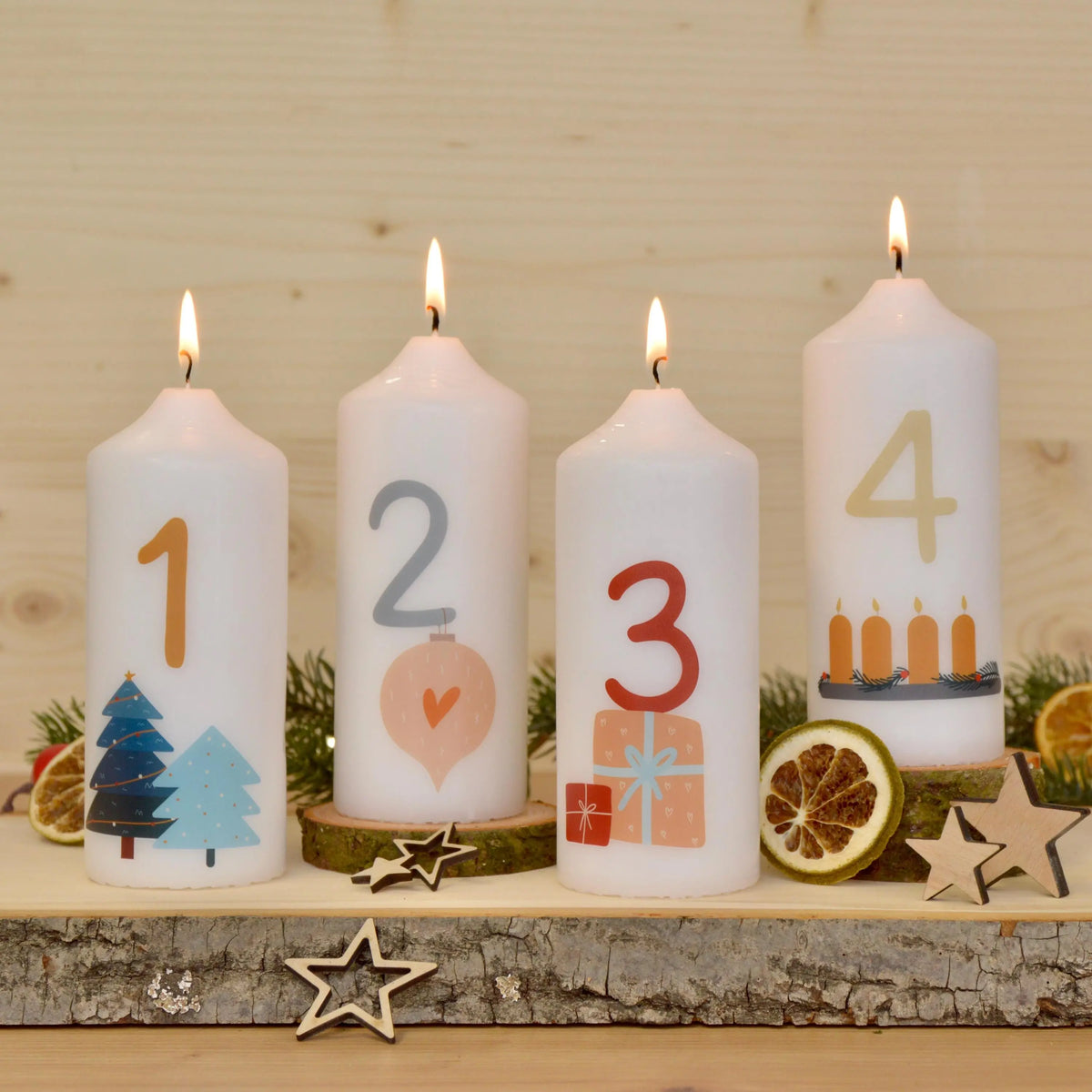 4 Adventskerzen mit modernen Weihnachtsmotiven – Schlichtes Kerzen Set für Adventskranz | Minimalistische Weihnachtsdeko | Handgemacht
