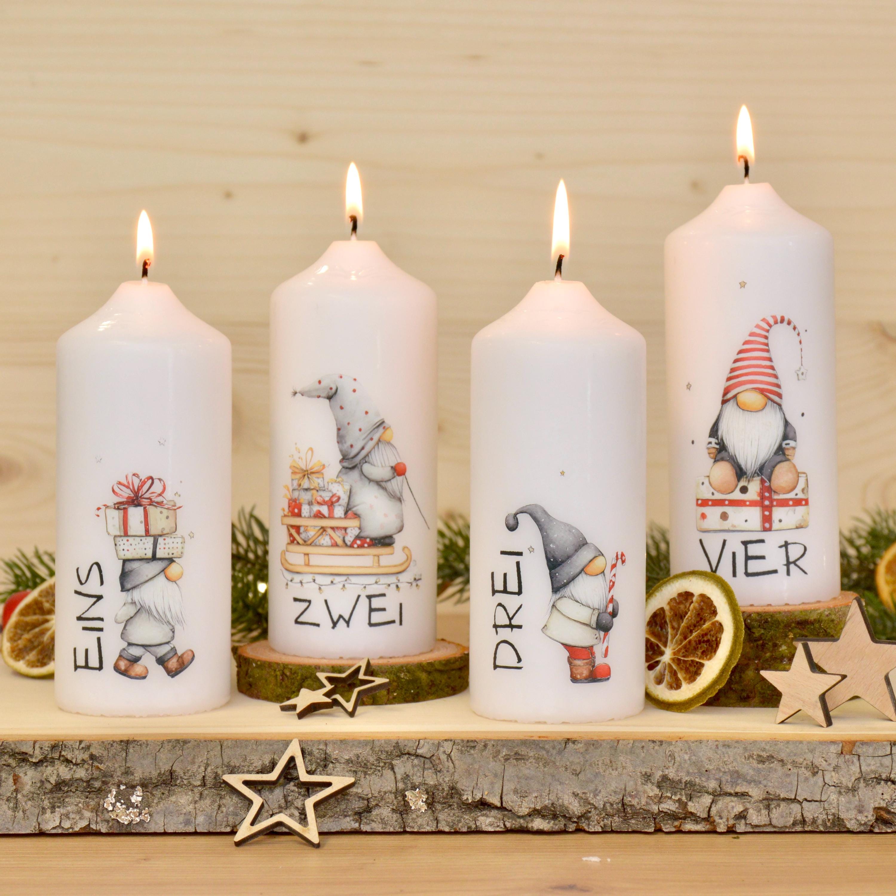 4 Adventskerzen mit süßen Wichtelmotiven – Weihnachtskerzen Set für Adventskranz | Handgemacht | Wichtel Deko | Geschenkidee Weihnachten