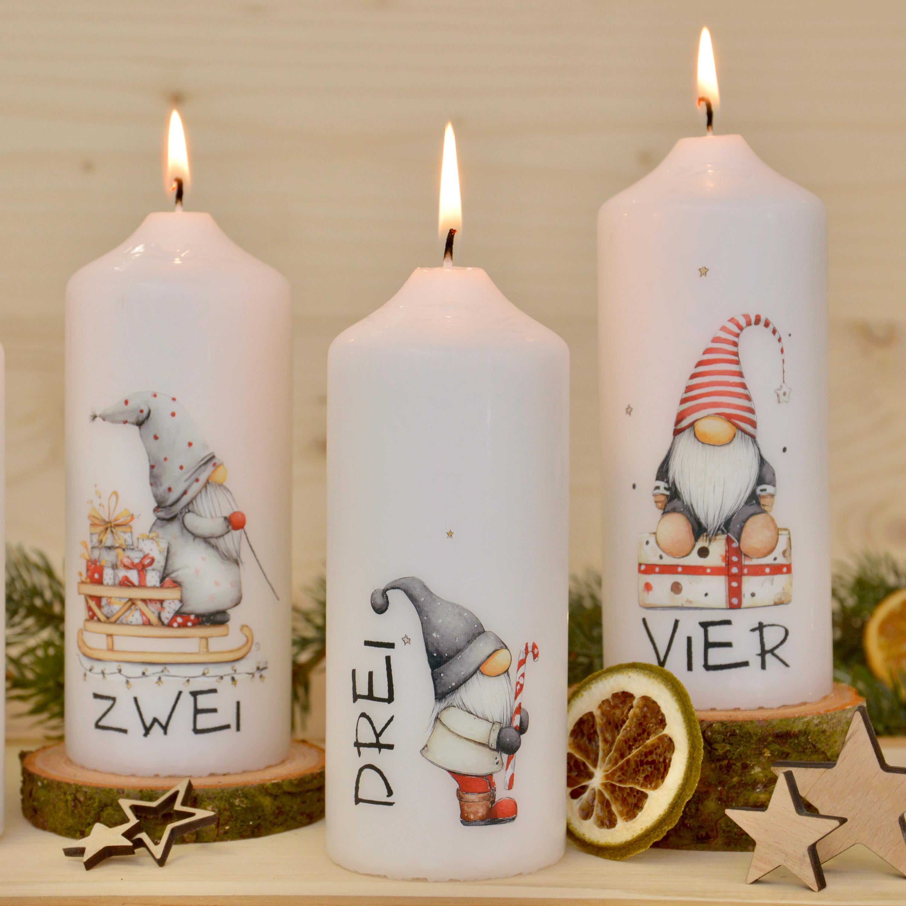 4 Adventskerzen mit süßen Wichtelmotiven – Weihnachtskerzen Set für Adventskranz | Handgemacht | Wichtel Deko | Geschenkidee Weihnachten