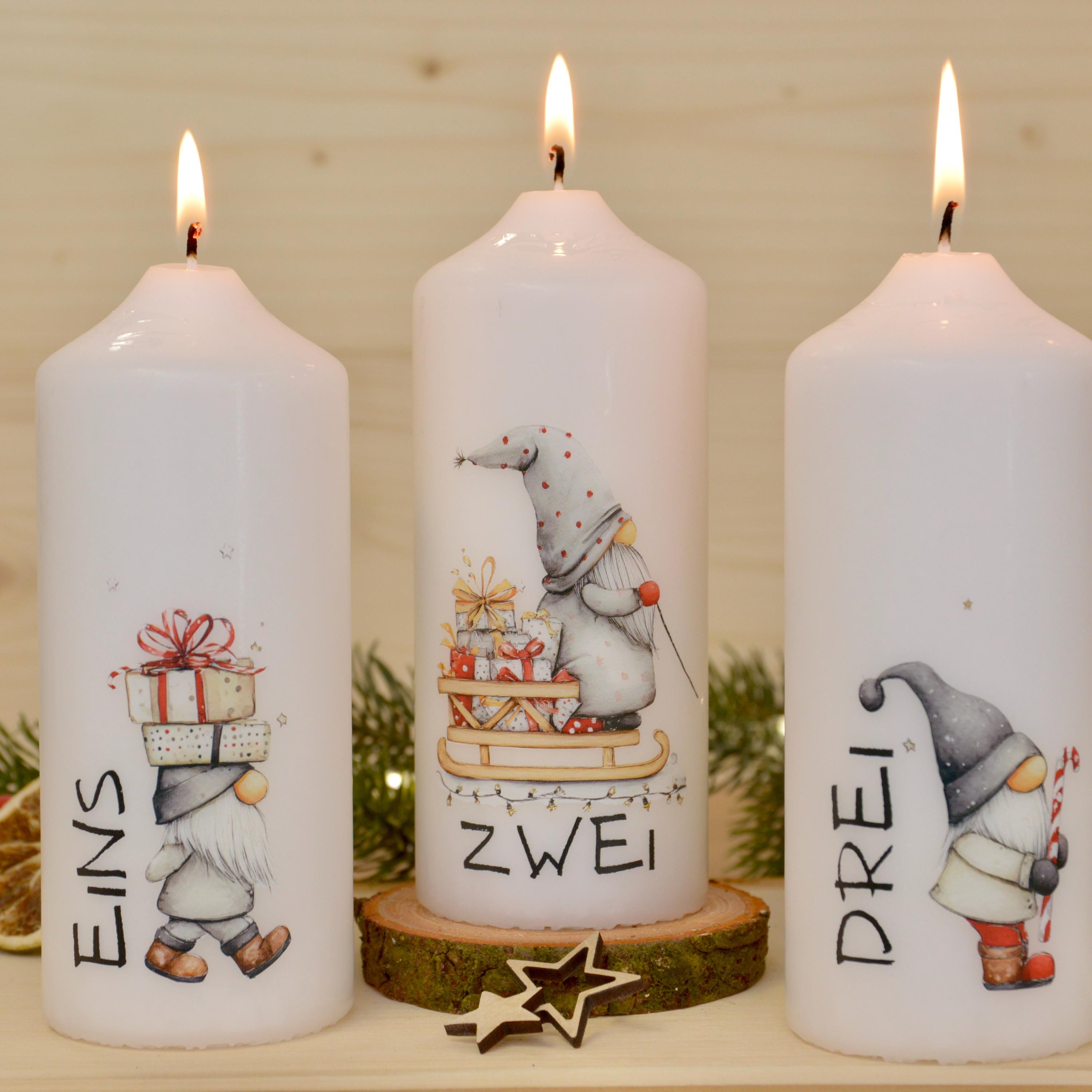 4 Adventskerzen mit süßen Wichtelmotiven – Weihnachtskerzen Set für Adventskranz | Handgemacht | Wichtel Deko | Geschenkidee Weihnachten