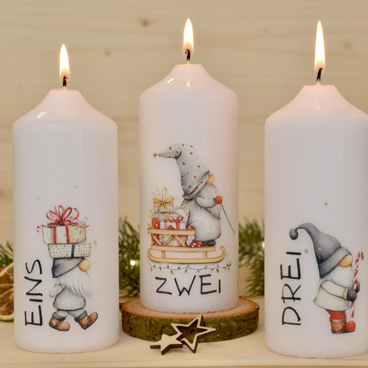 4 Adventskerzen mit süßen Wichtelmotiven – Weihnachtskerzen Set für Adventskranz | Handgemacht | Wichtel Deko | Geschenkidee Weihnachten