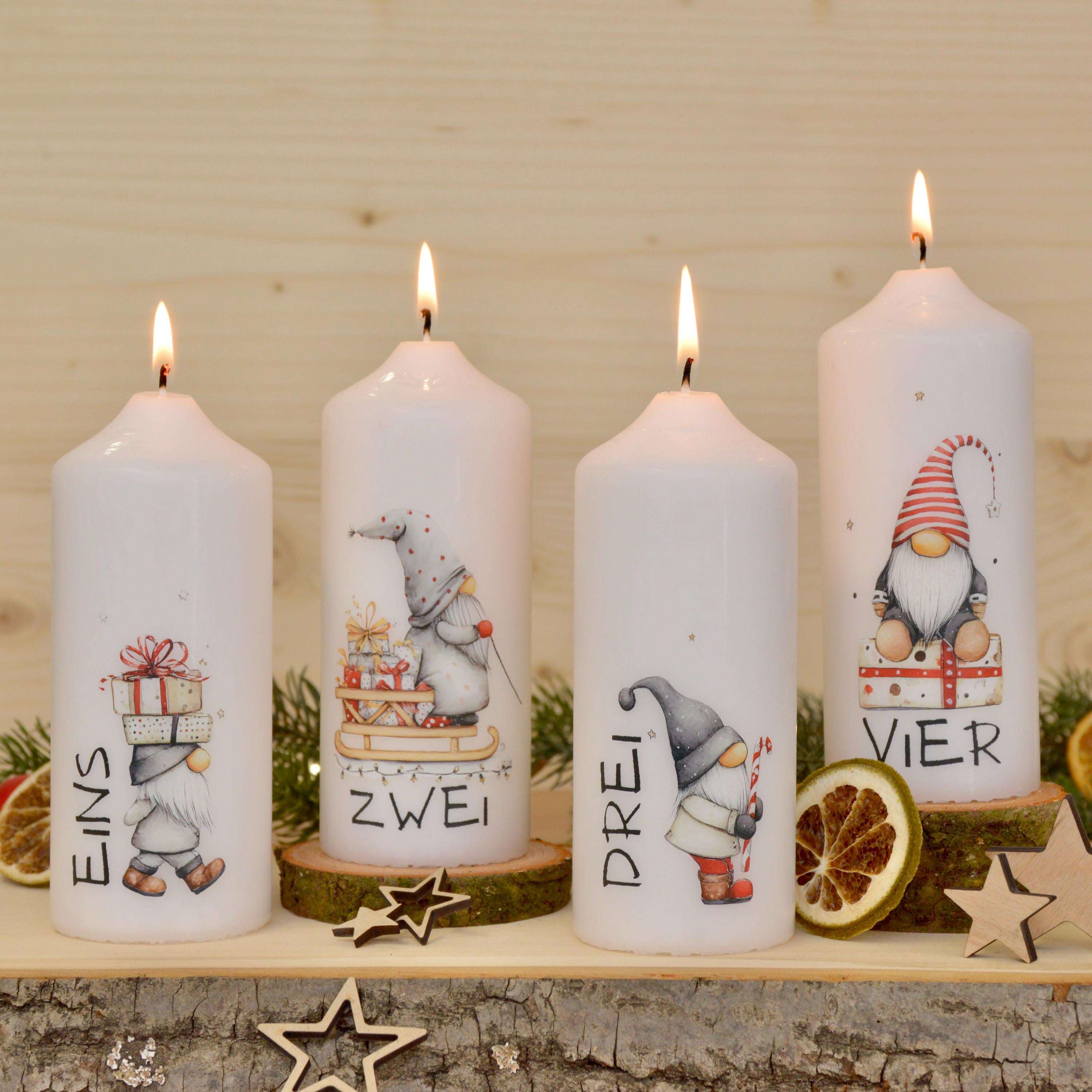 4 Adventskerzen mit süßen Wichtelmotiven – Weihnachtskerzen Set für Adventskranz | Handgemacht | Wichtel Deko | Geschenkidee Weihnachten
