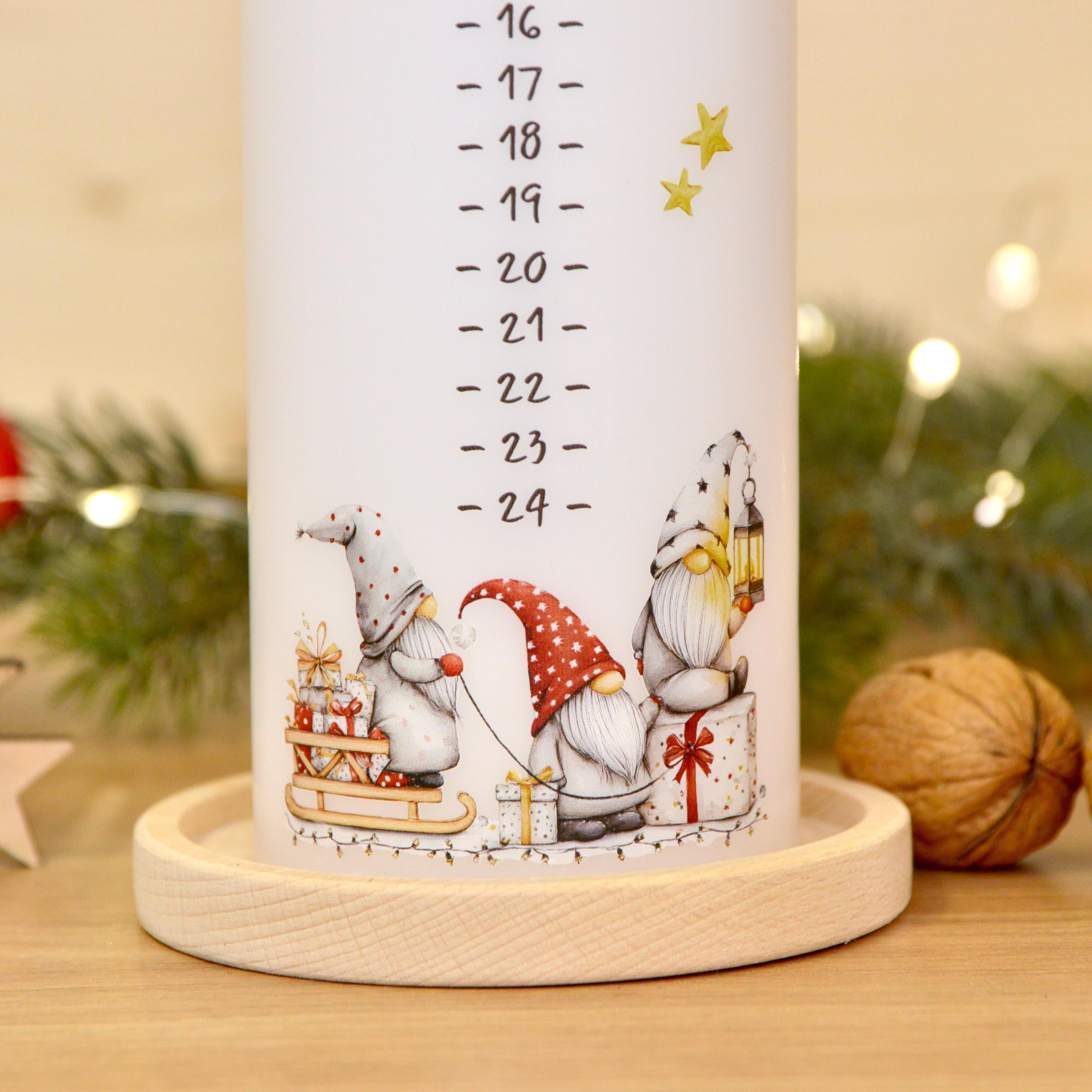 Adventskalender Kerze mit süßen Weihnachtswichteln – Wichtel Motiv – Adventskerze 1–24 – Geschenkidee Weihnachten – Skandinavische Deko