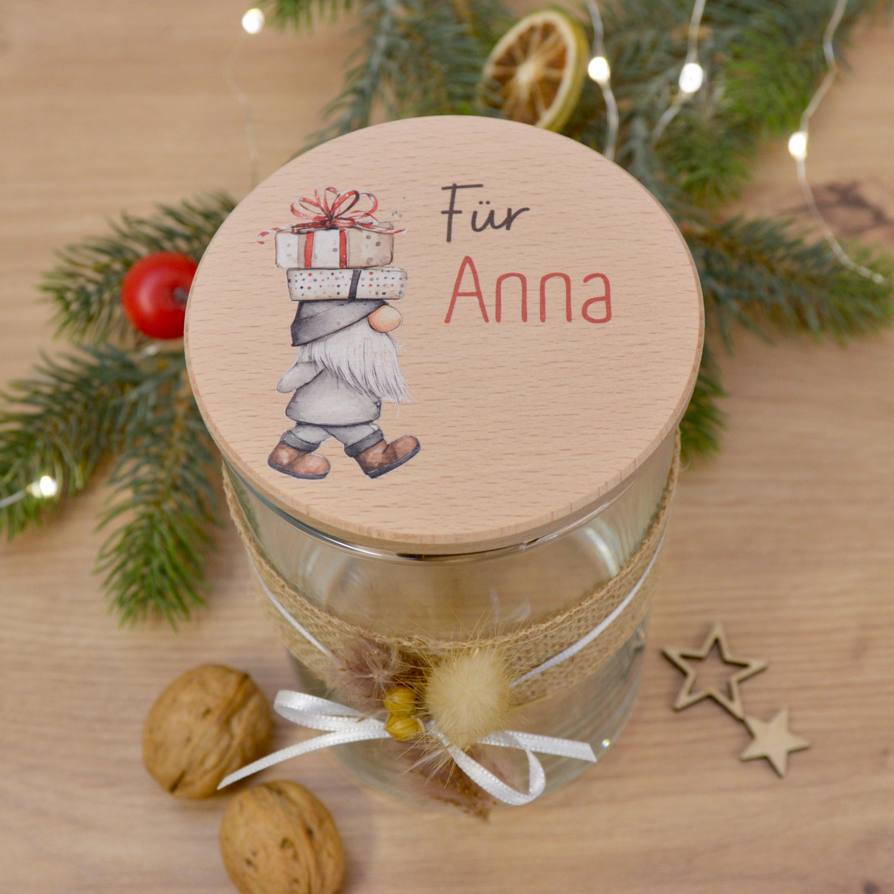 Aufbewahrungsglas mit Wichtel sitzend "Für Anna" – personalisierte Geschenkidee zum Weihnachten, Weihnachtswichtel, Wichteln