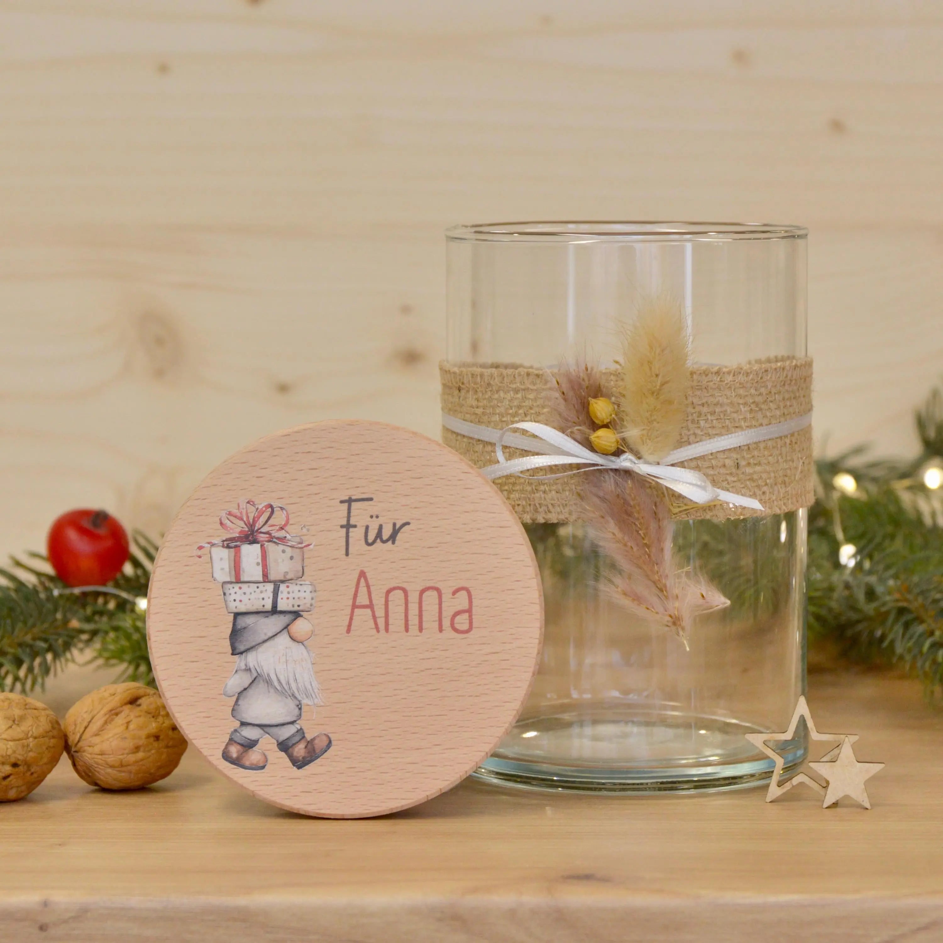 Aufbewahrungsglas mit Wichtel sitzend "Für Anna" – personalisierte Geschenkidee zum Weihnachten, Weihnachtswichtel, Wichteln