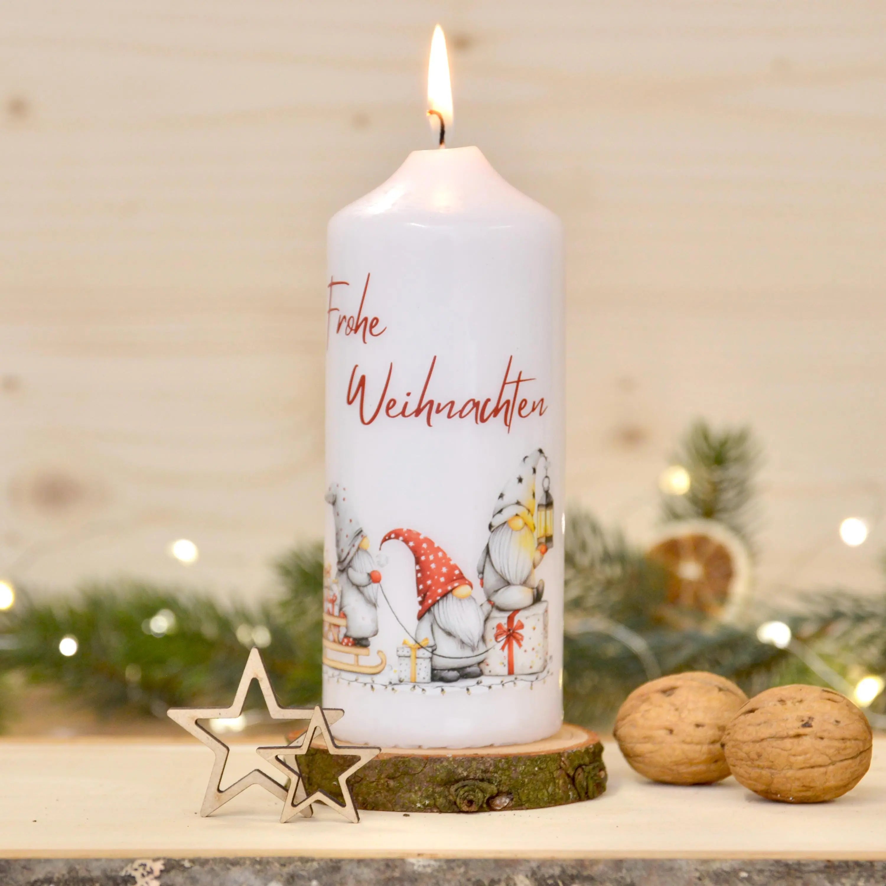 Weihnachtskerze mit Wichtelmotiv & Spruch "Frohe Weihnachten" | 150x60mm | ca. 47h Brenndauer | Geschenk und Deko zu Weihnachten
