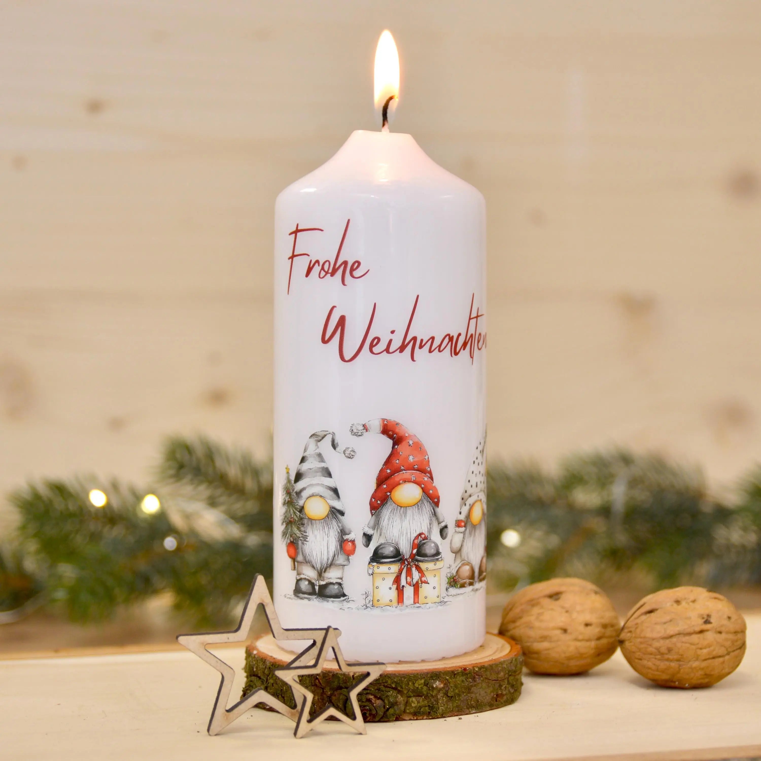 Weihnachtskerze mit Wichtelmotiv & Spruch "Frohe Weihnachten" | 150x60mm | ca. 47h Brenndauer | Weihnachtsgeschenk | Geschenkidee