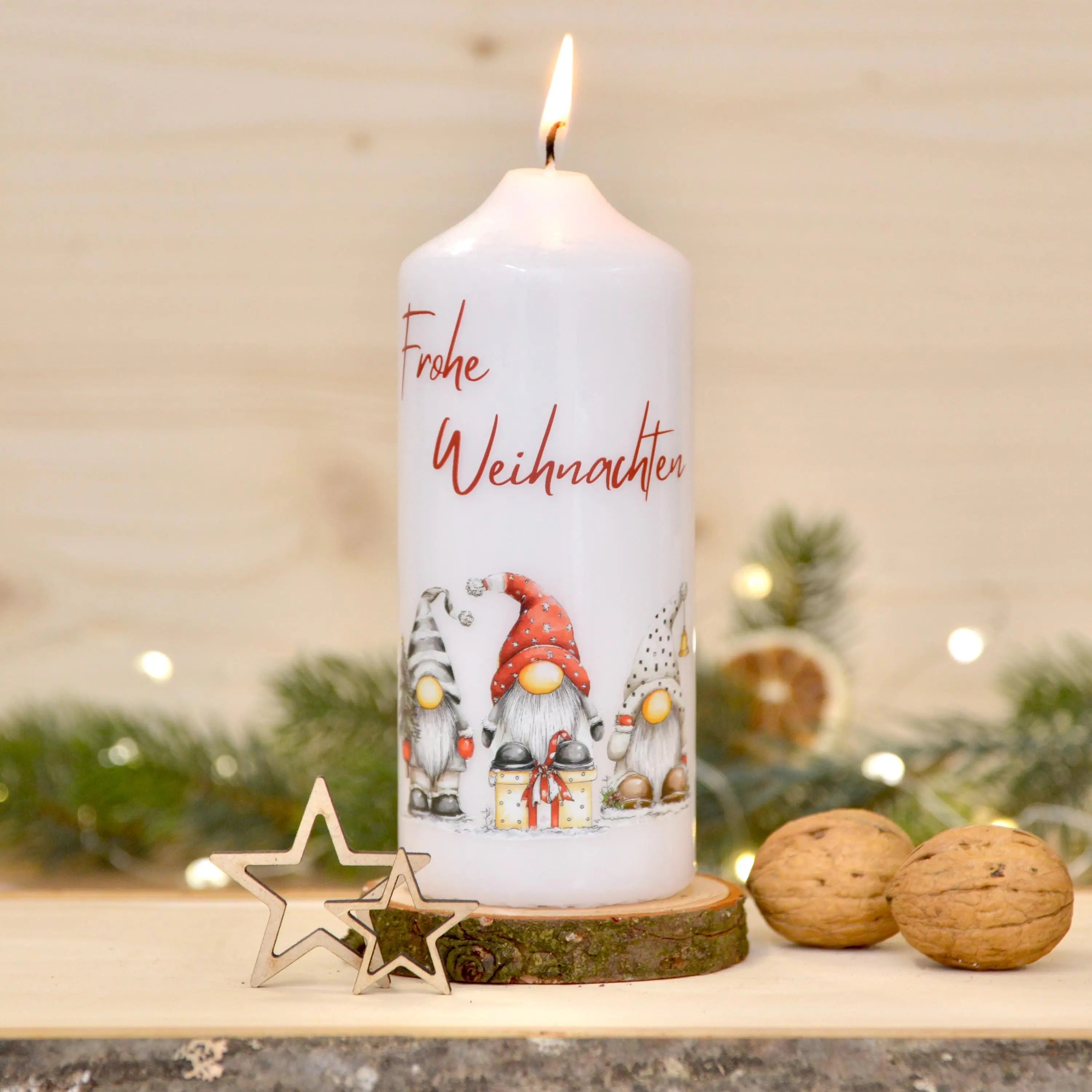 Weihnachtskerze mit Wichtelmotiv & Spruch "Frohe Weihnachten" | 150x60mm | ca. 47h Brenndauer | Weihnachtsgeschenk | Geschenkidee
