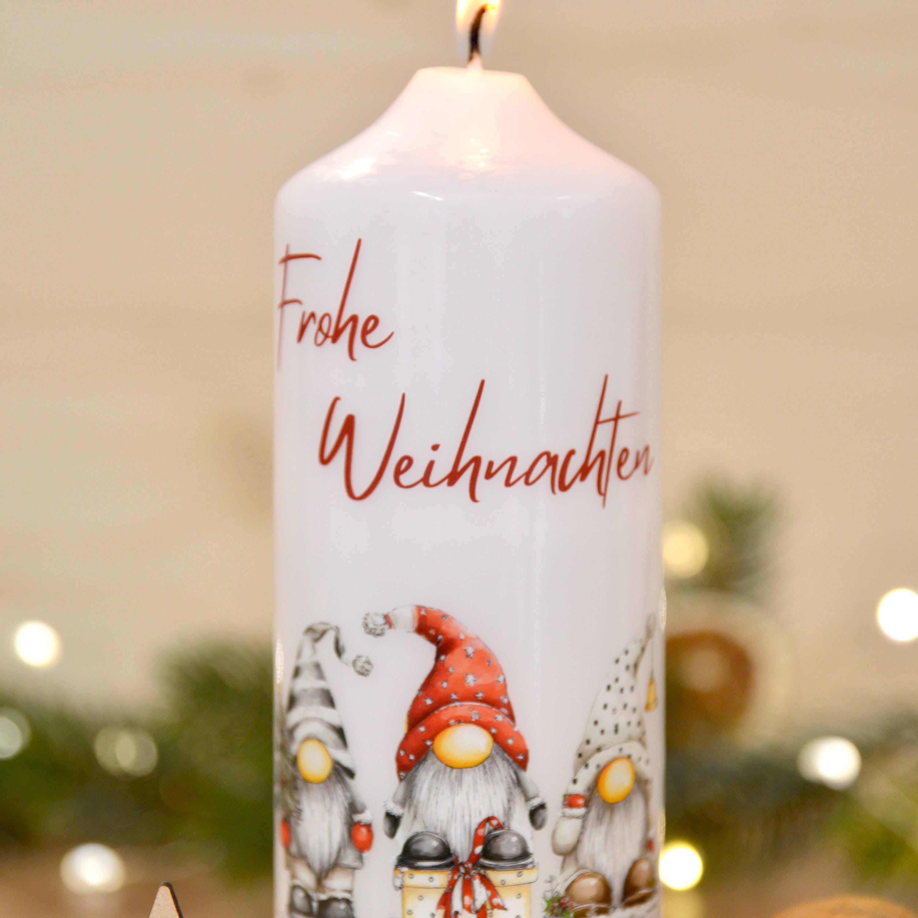 Weihnachtskerze mit Wichtelmotiv & Spruch "Frohe Weihnachten" | 150x60mm | ca. 47h Brenndauer | Weihnachtsgeschenk | Geschenkidee