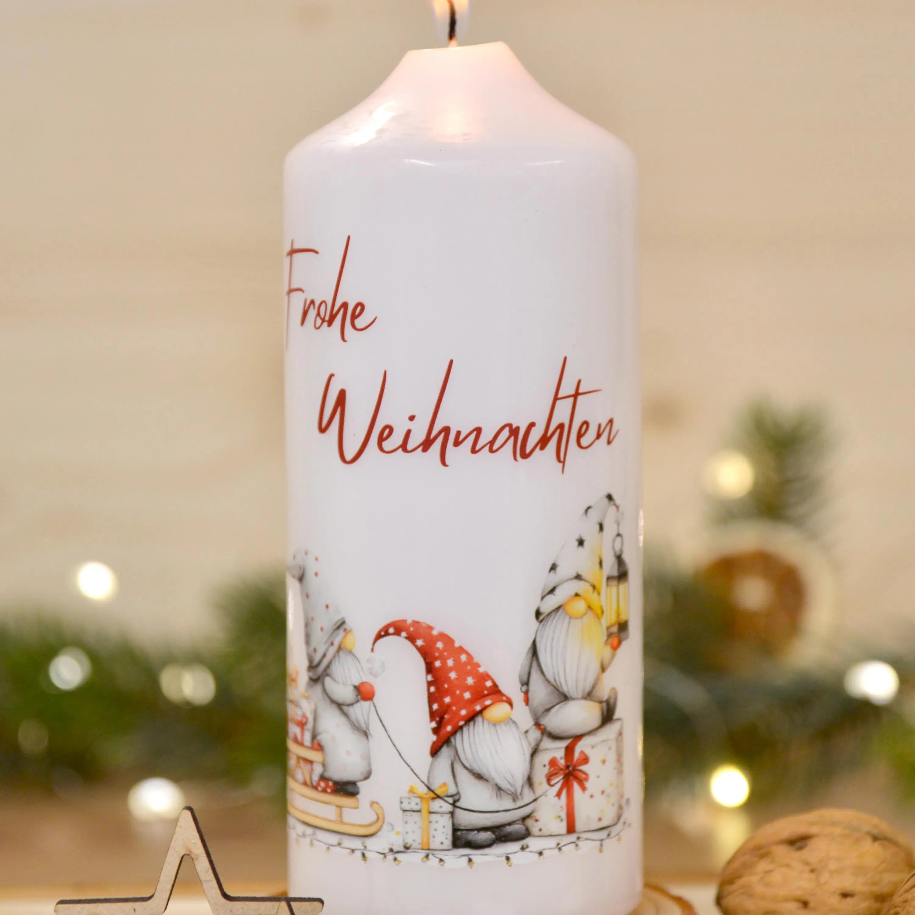 Weihnachtskerze mit Wichtelmotiv & Spruch "Frohe Weihnachten" | 150x60mm | ca. 47h Brenndauer | Geschenk und Deko zu Weihnachten
