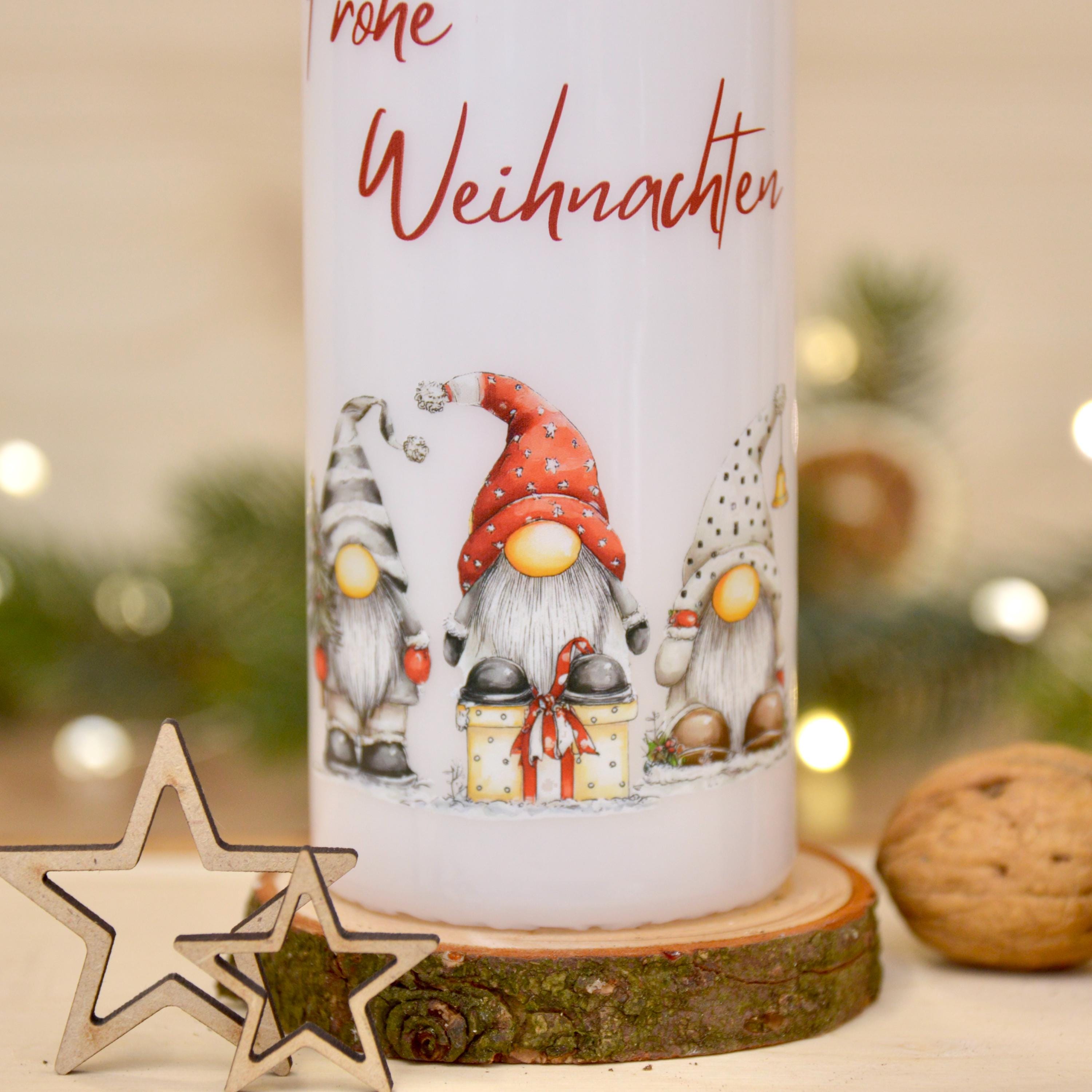 Weihnachtskerze mit Wichtelmotiv & Spruch "Frohe Weihnachten" | 150x60mm | ca. 47h Brenndauer | Weihnachtsgeschenk | Geschenkidee