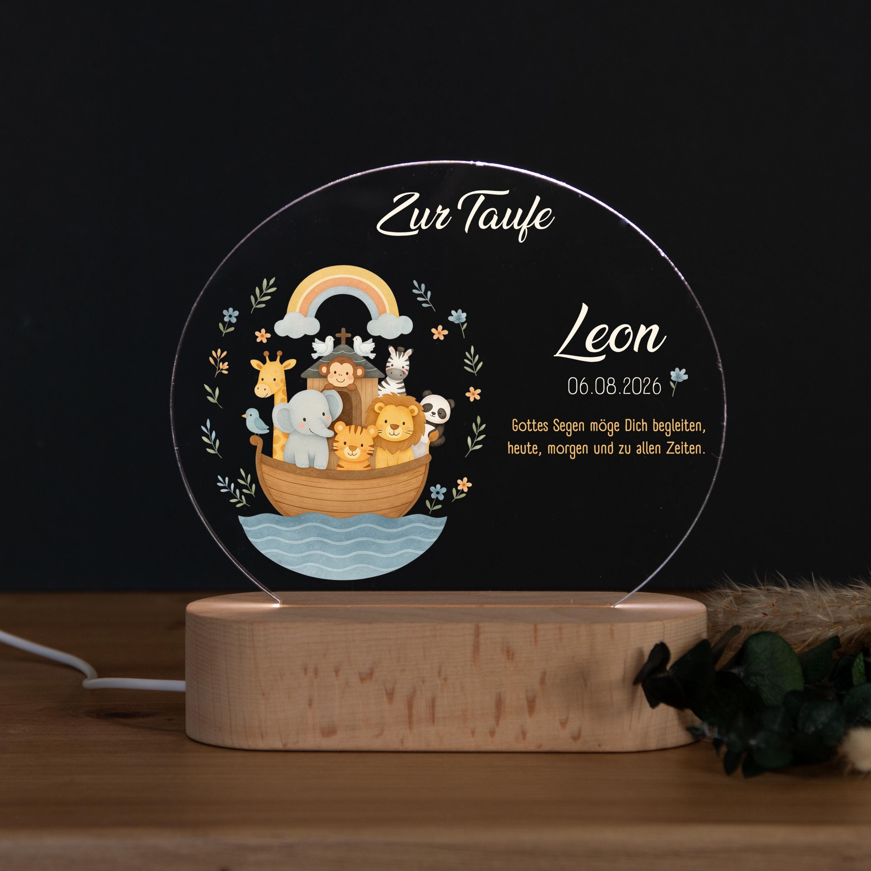 Personalisierte Arche-Noah LED-Nachtlampe aus Acryl mit Buchenholzsockel fürs Kinderzimmer