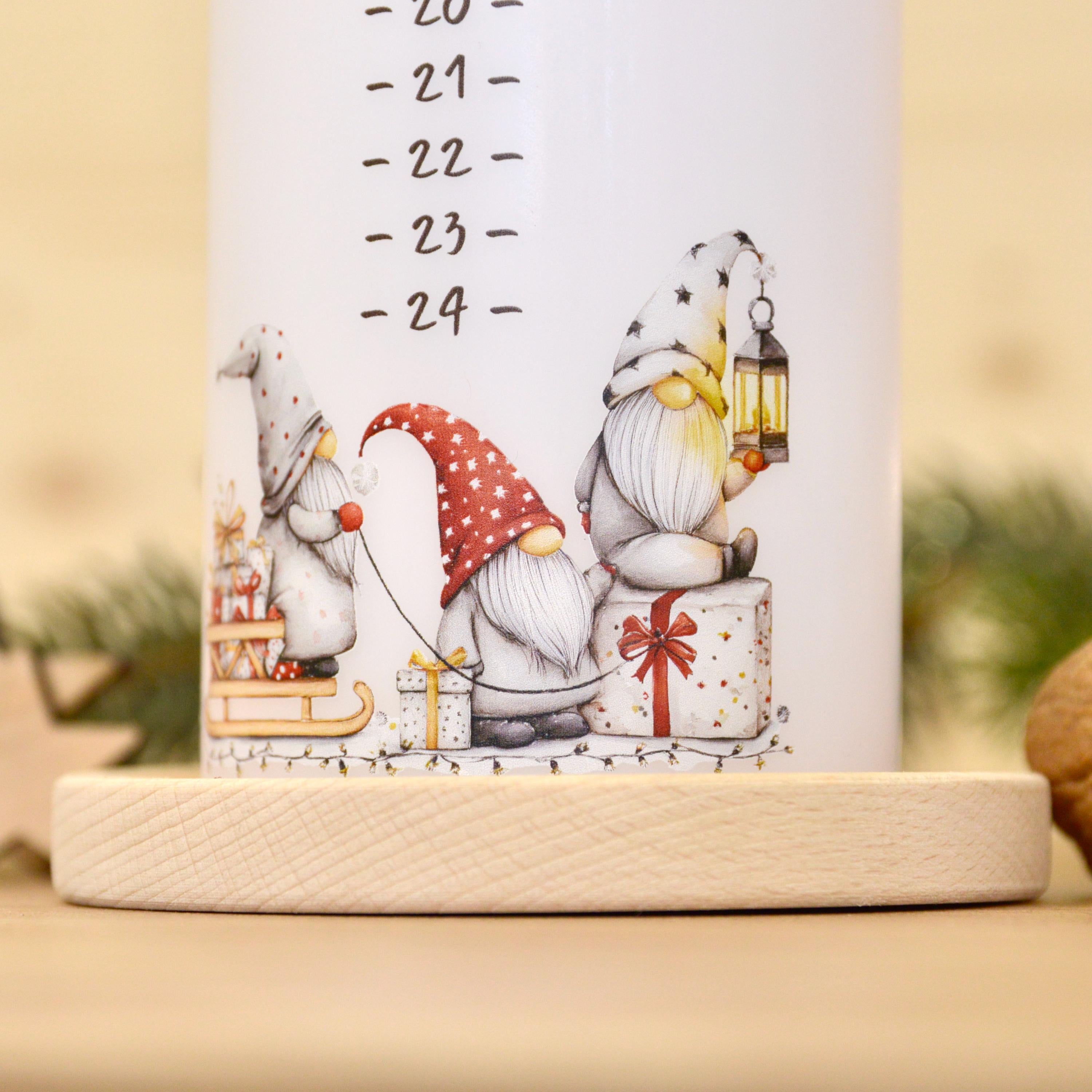 Adventskalender Kerze mit süßen Weihnachtswichteln – Wichtel Motiv – Adventskerze 1–24 – Geschenkidee Weihnachten – Skandinavische Deko