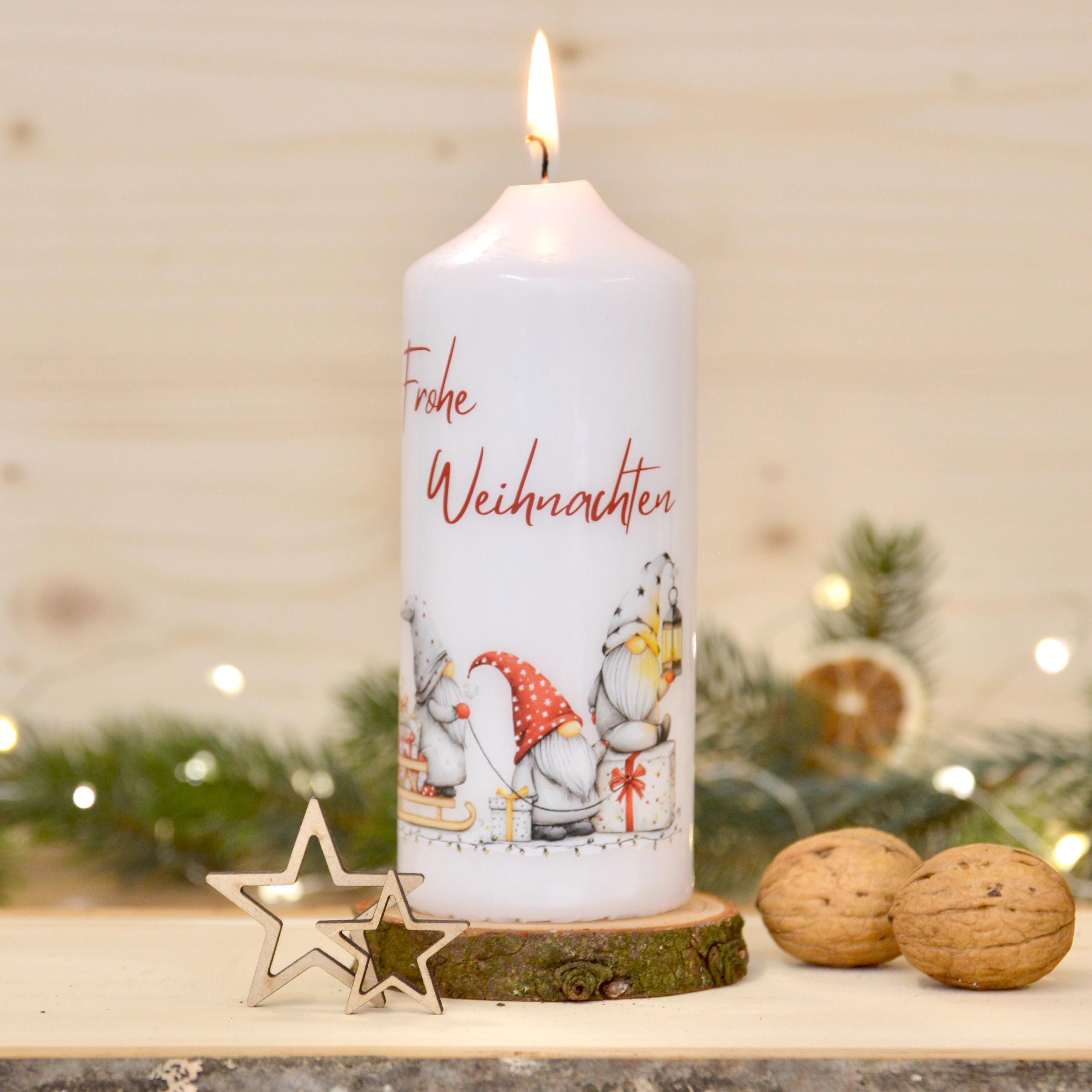 Weihnachtskerze mit Wichtelmotiv & Spruch "Frohe Weihnachten" | 150x60mm | ca. 47h Brenndauer | Geschenk und Deko zu Weihnachten