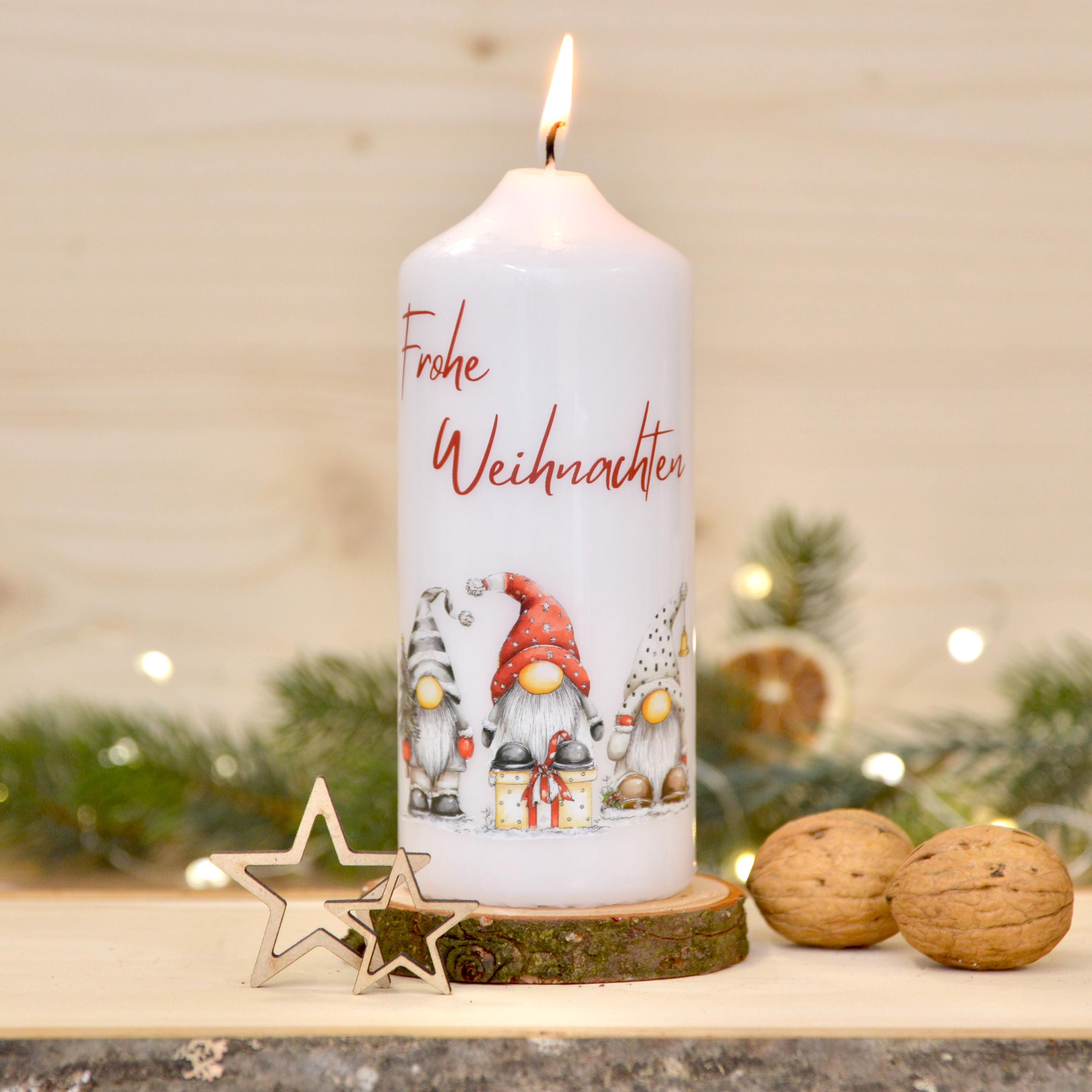 Weihnachtskerze mit Wichtelmotiv & Spruch "Frohe Weihnachten" | 150x60mm | ca. 47h Brenndauer | Weihnachtsgeschenk | Geschenkidee