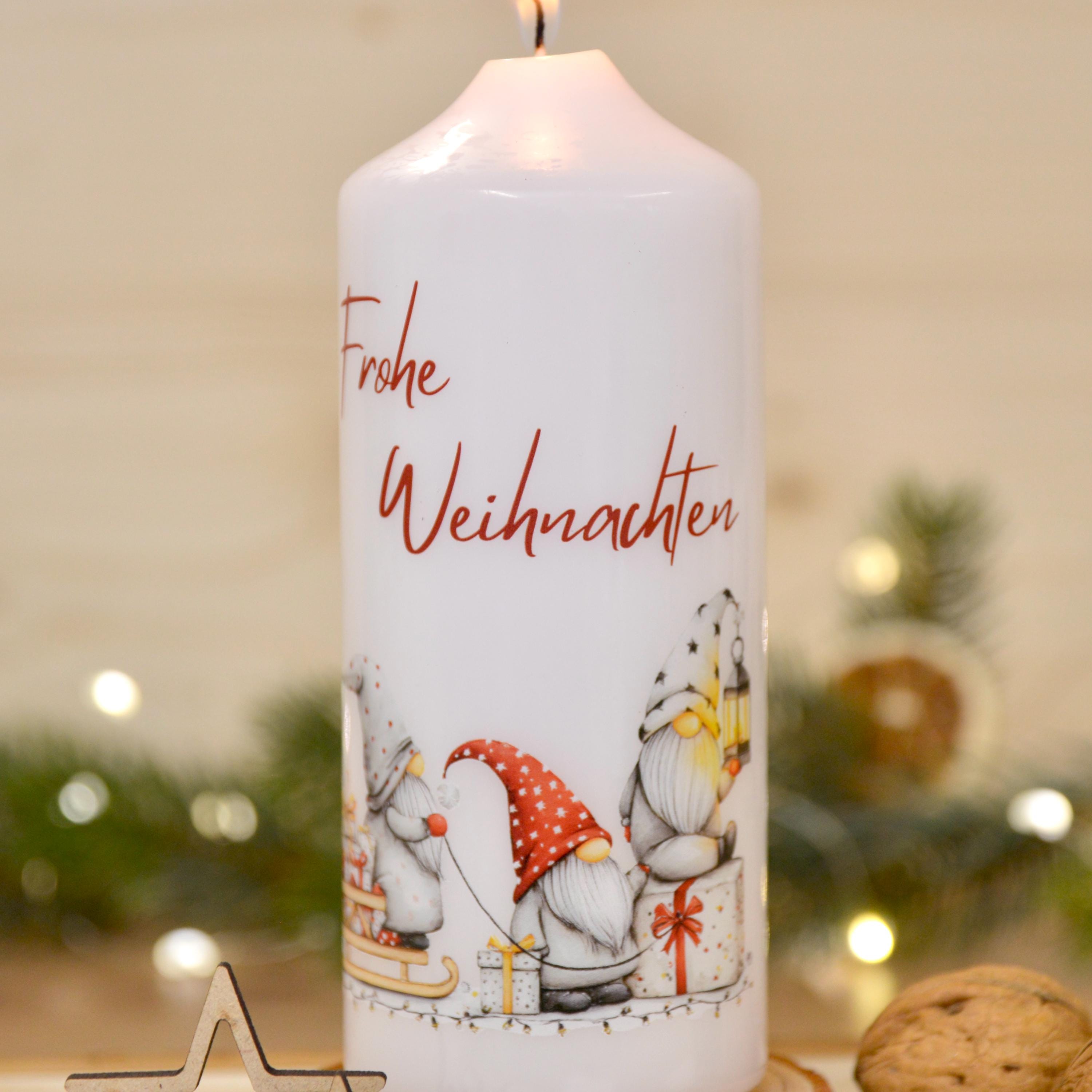 Weihnachtskerze mit Wichtelmotiv & Spruch "Frohe Weihnachten" | 150x60mm | ca. 47h Brenndauer | Geschenk und Deko zu Weihnachten