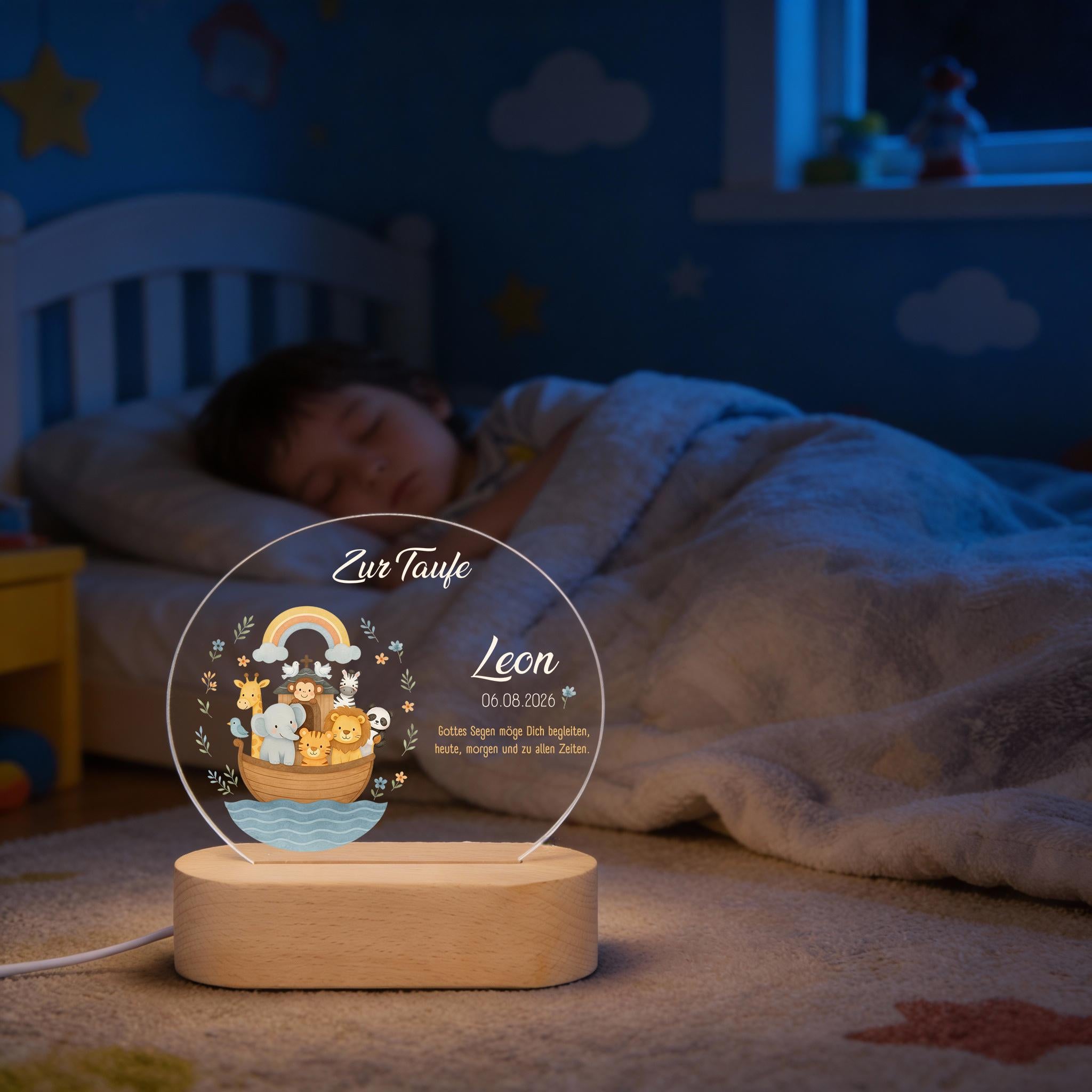 Personalisierte Arche-Noah LED-Nachtlampe aus Acryl mit Buchenholzsockel fürs Kinderzimmer