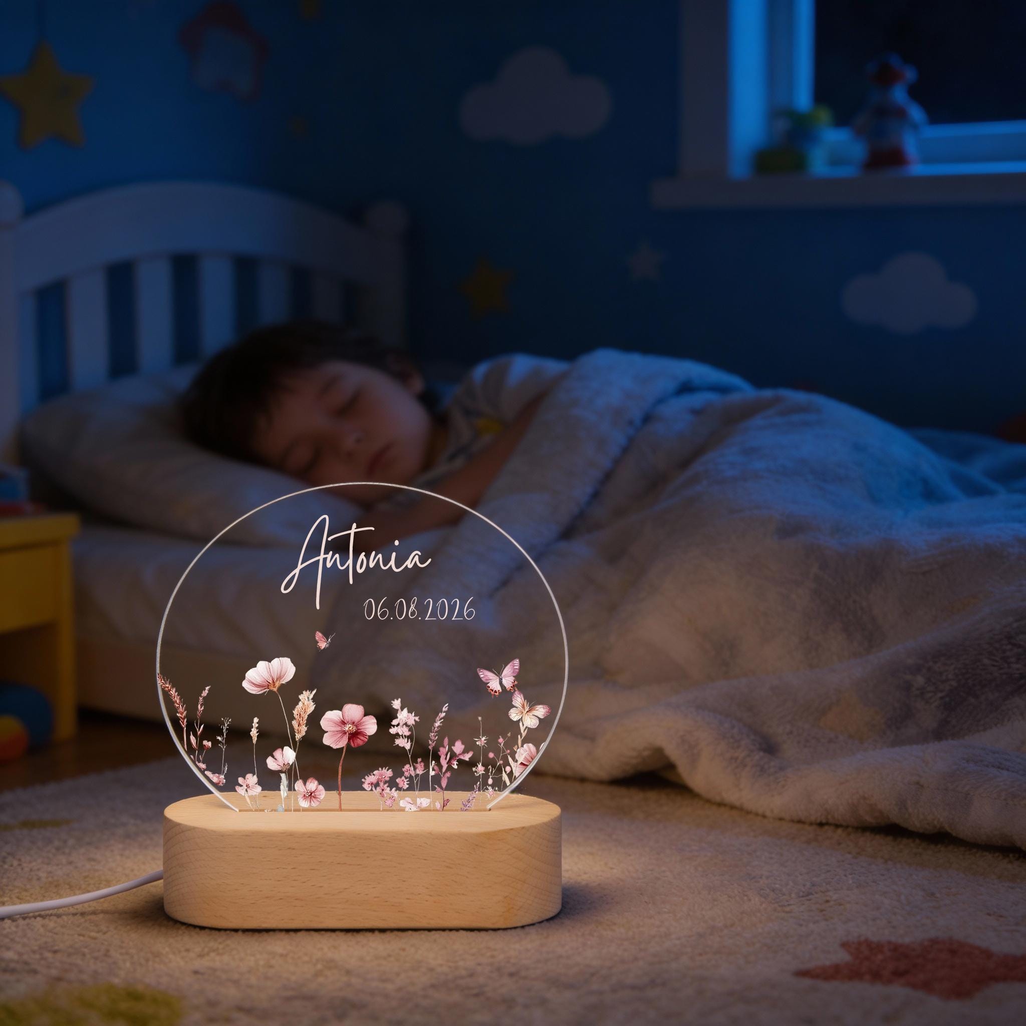 Personalisierte Wildblumen LED-Nachtlampe mit Namen aus Acryl und Buchenholz fürs Kinderzimmer