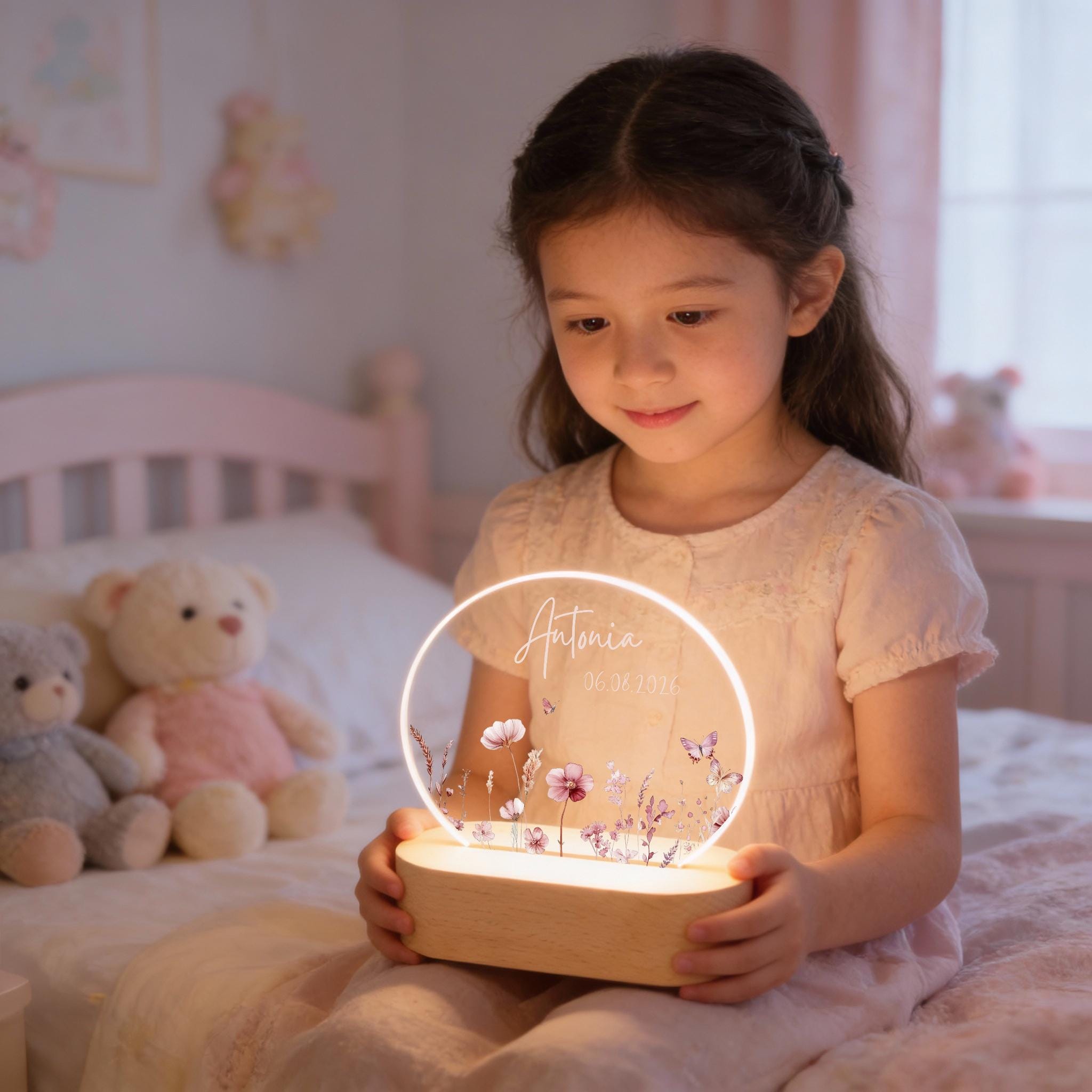 Personalisierte Wildblumen LED-Nachtlampe mit Namen aus Acryl und Buchenholz fürs Kinderzimmer