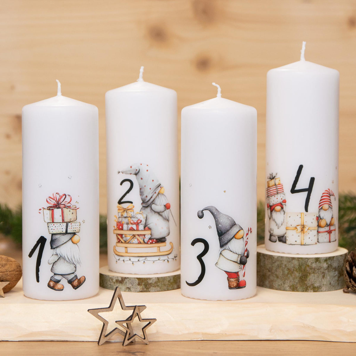 4 Adventskerzen mit süßen Wichtelmotiven mit Zahlen – Weihnachtskerzen Set für Adventskranz | Handgemacht | Wichtel Deko | Geschenkidee