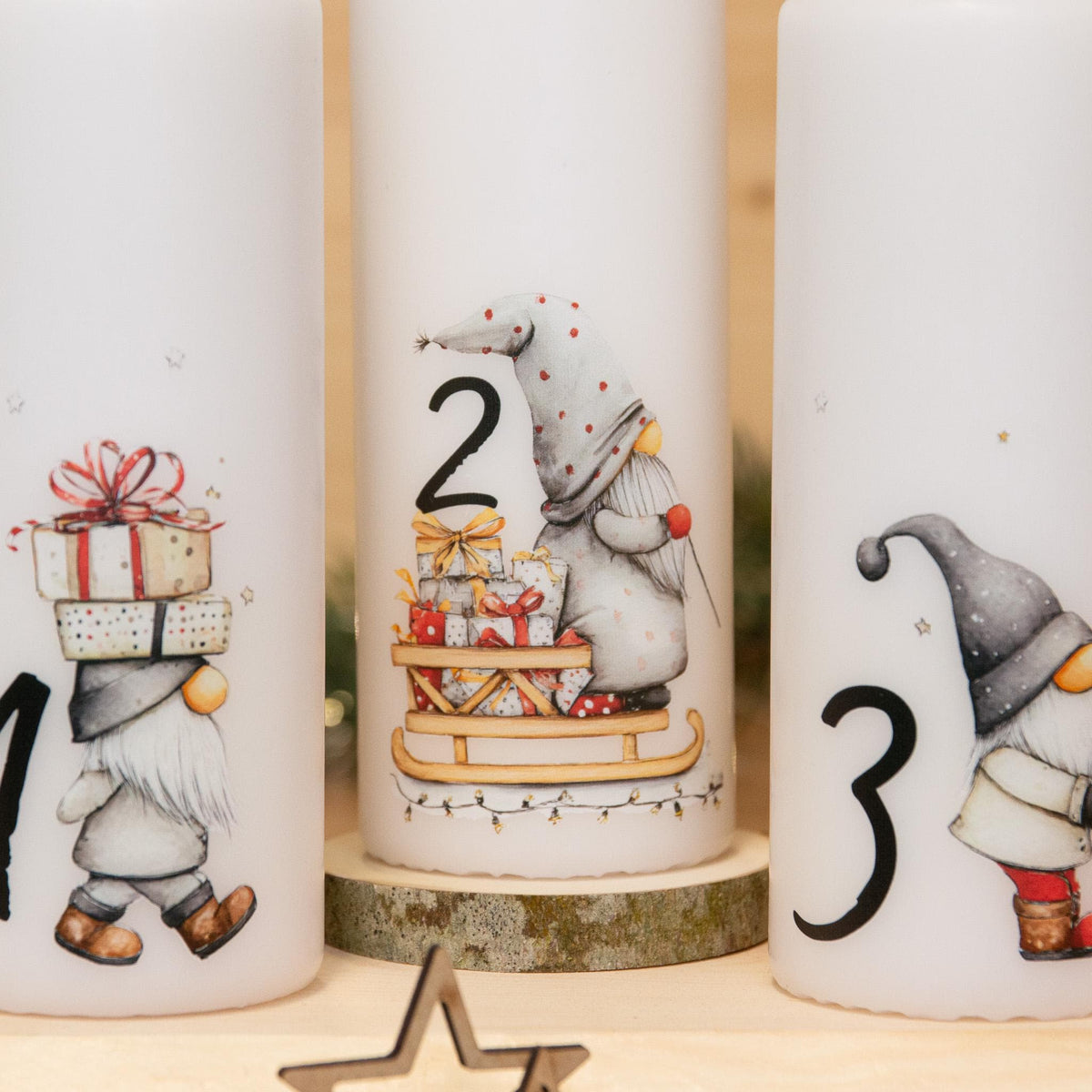 4 Adventskerzen mit süßen Wichtelmotiven mit Zahlen – Weihnachtskerzen Set für Adventskranz | Handgemacht | Wichtel Deko | Geschenkidee