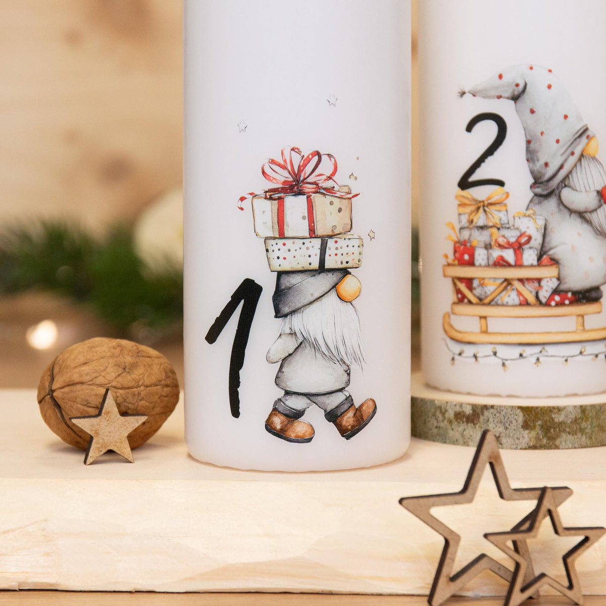 4 Adventskerzen mit süßen Wichtelmotiven mit Zahlen – Weihnachtskerzen Set für Adventskranz | Handgemacht | Wichtel Deko | Geschenkidee