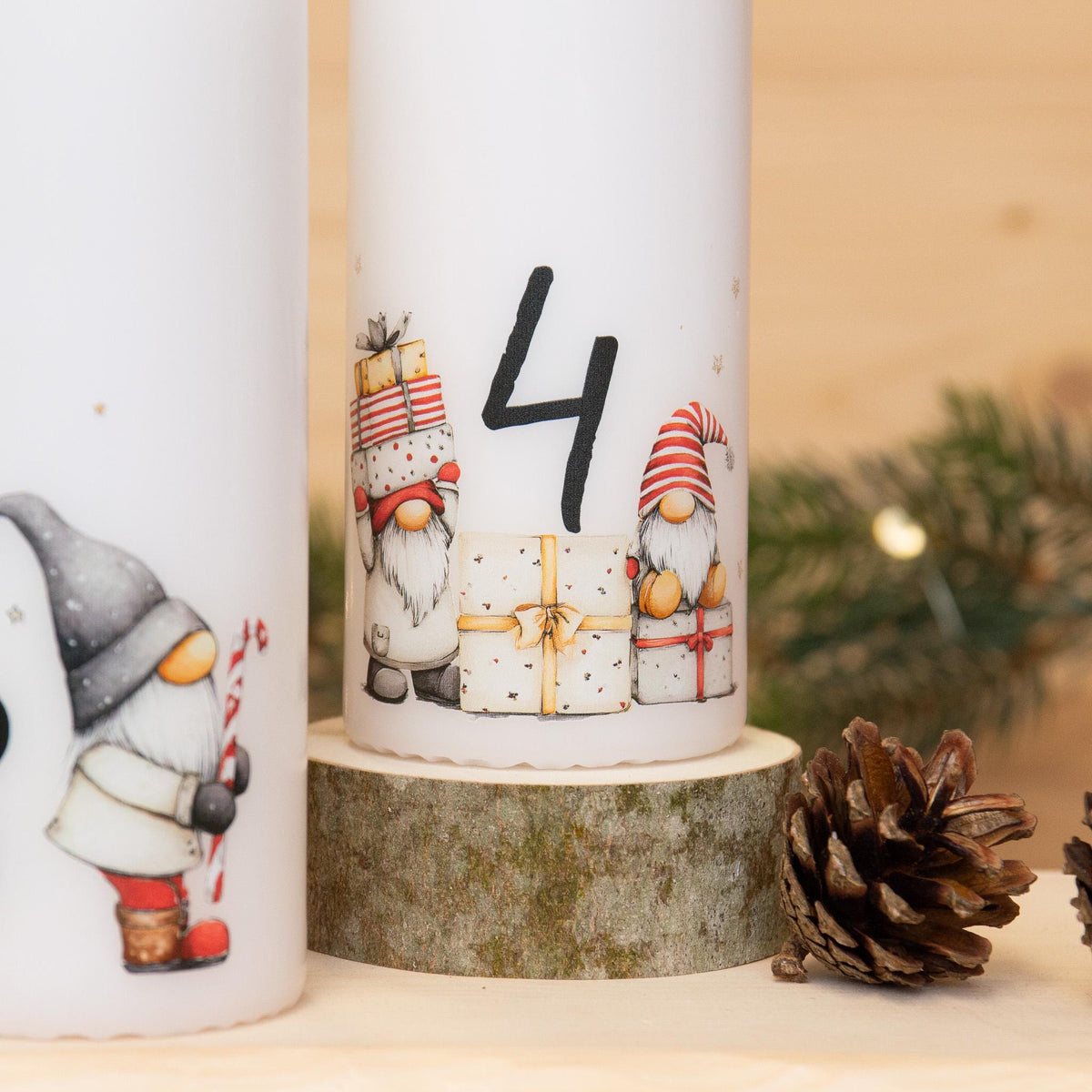 4 Adventskerzen mit süßen Wichtelmotiven mit Zahlen – Weihnachtskerzen Set für Adventskranz | Handgemacht | Wichtel Deko | Geschenkidee