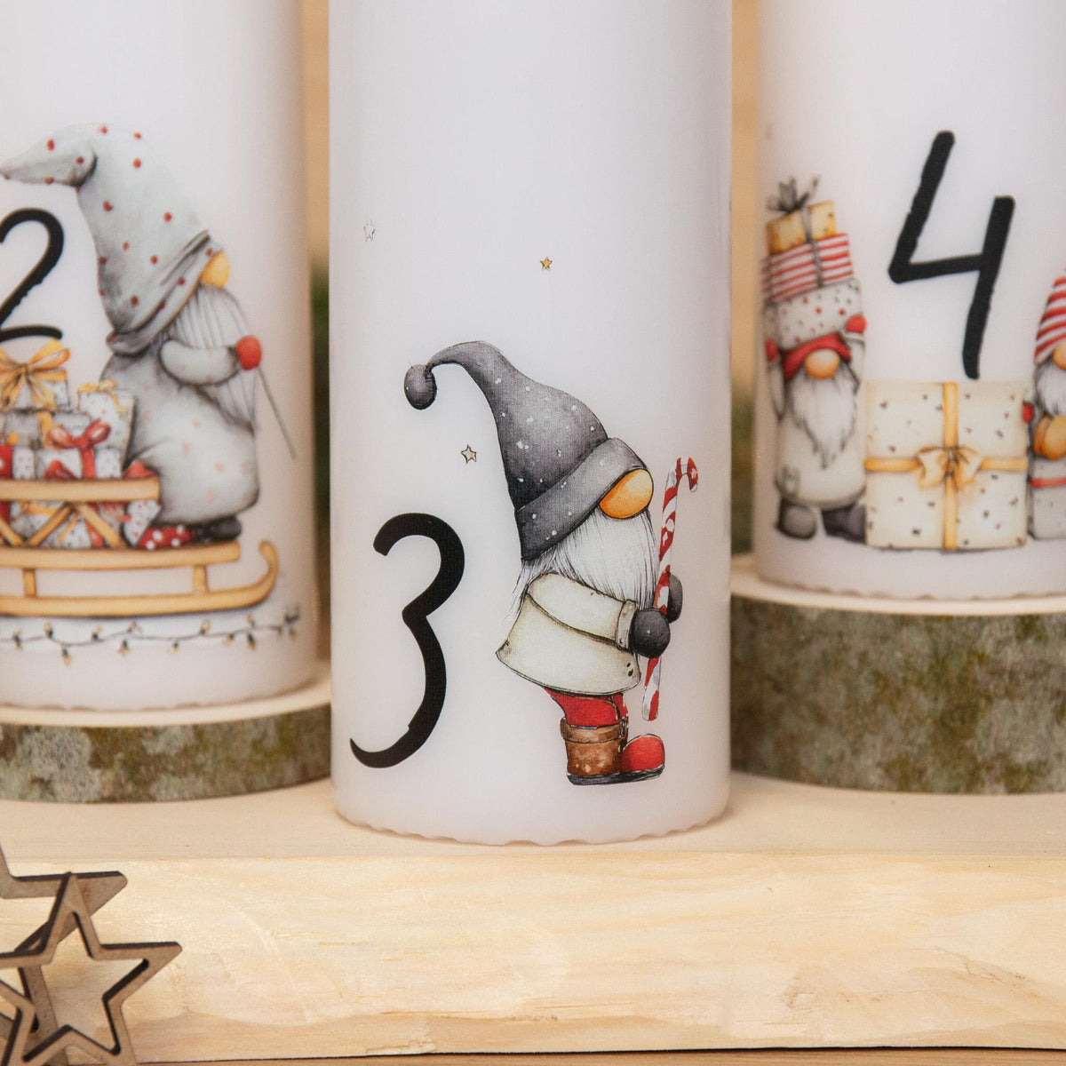 4 Adventskerzen mit süßen Wichtelmotiven mit Zahlen – Weihnachtskerzen Set für Adventskranz | Handgemacht | Wichtel Deko | Geschenkidee