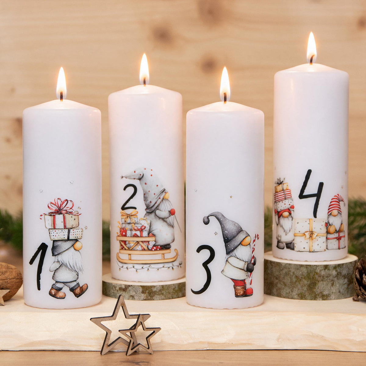 4 Adventskerzen mit süßen Wichtelmotiven mit Zahlen – Weihnachtskerzen Set für Adventskranz | Handgemacht | Wichtel Deko | Geschenkidee