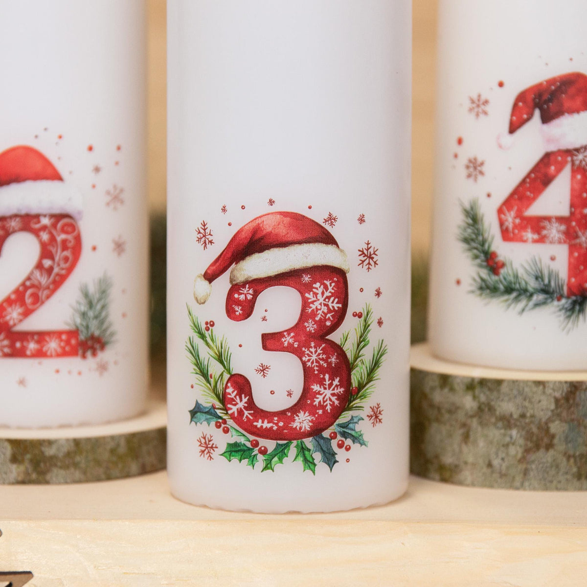 4 Adventskerzen mit Zahlen & Mützchen – Weihnachtskerzen Set für Adventskranz | Handgemacht | Weihnachtsdeko Deko | Geschenkidee